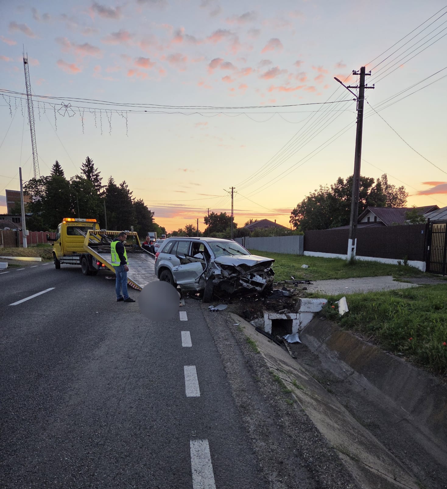 Tragedie pe DN 24: O femeie a murit, iar un bărbat şi un adolescent au fost răniţi după ce maşina lor s-a izbit de un cap de pod la Berheci