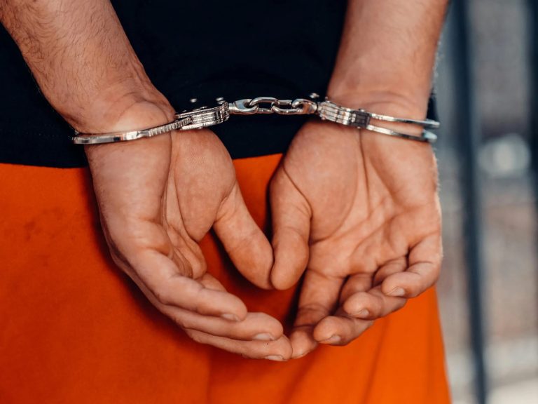 Arestat după ce și-a exploatat iubita: Un bărbat din Tulcea a obligat o fată de 17 ani să se prostitueze în România și Marea Britanie