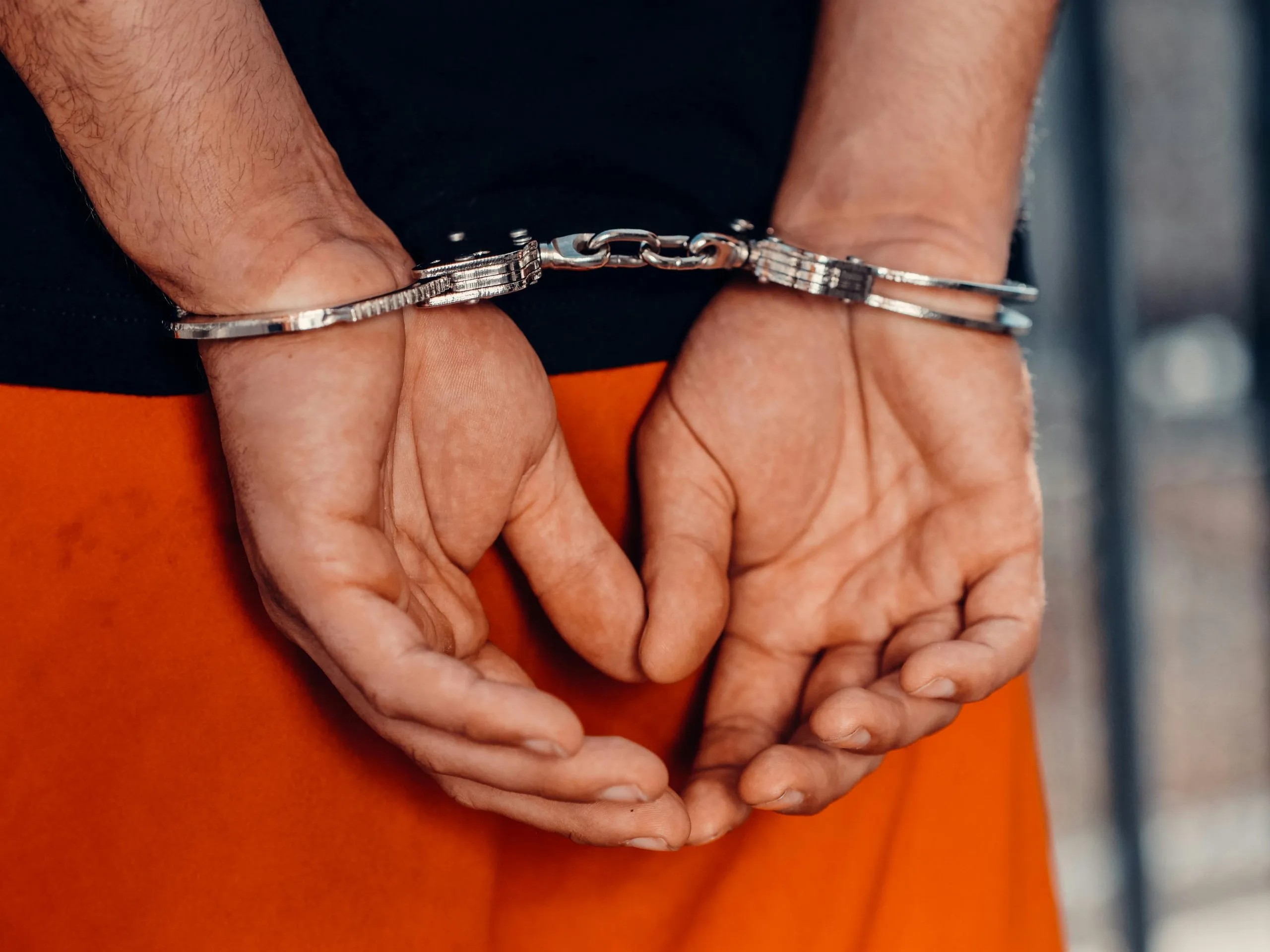 Tulcea: A violat-o pe sora de 11 ani a concubinei sale după ce a îmbătat-o