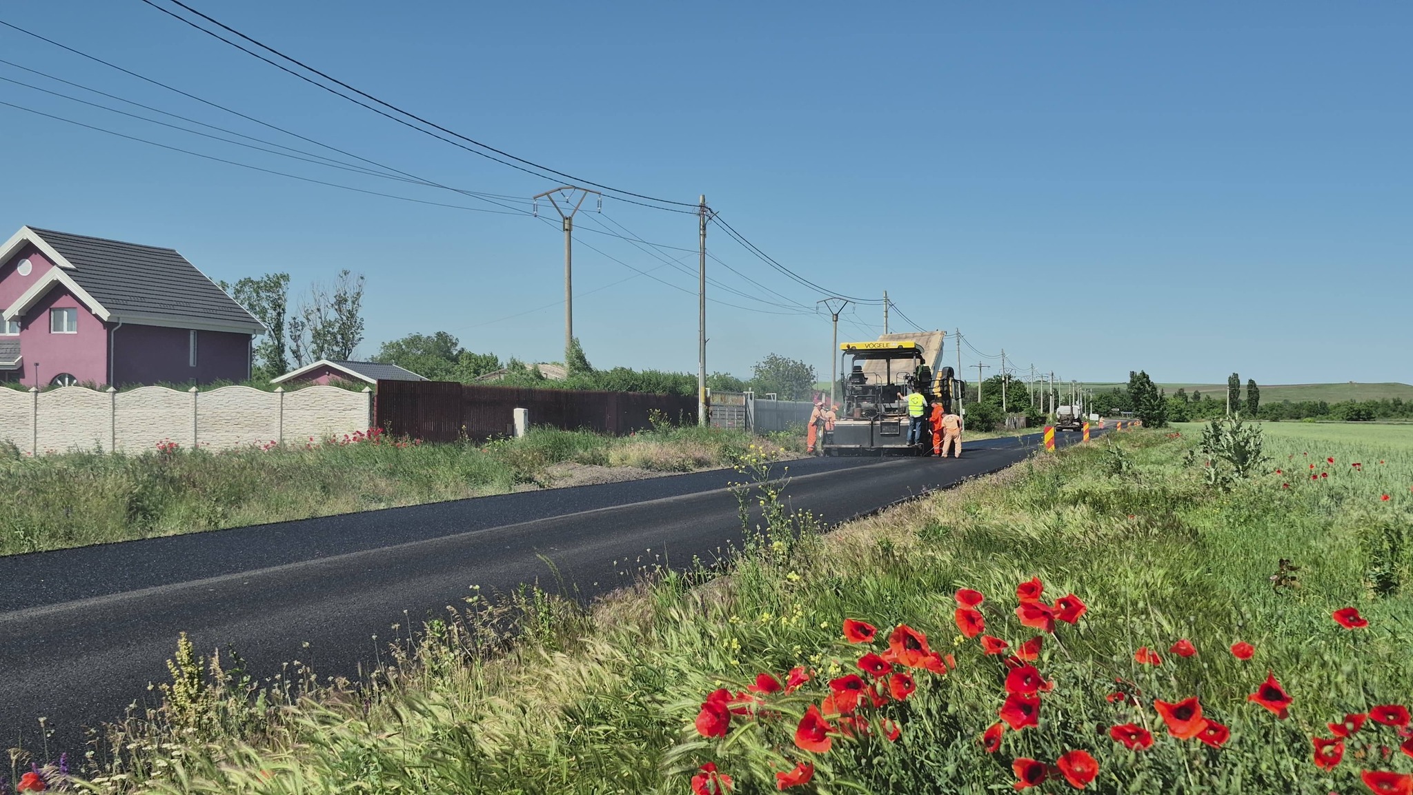 Galaţi: Se toarnă asfalt nou pe drumul judeţean DJ 240, între DN 24 şi Ţigăneşti