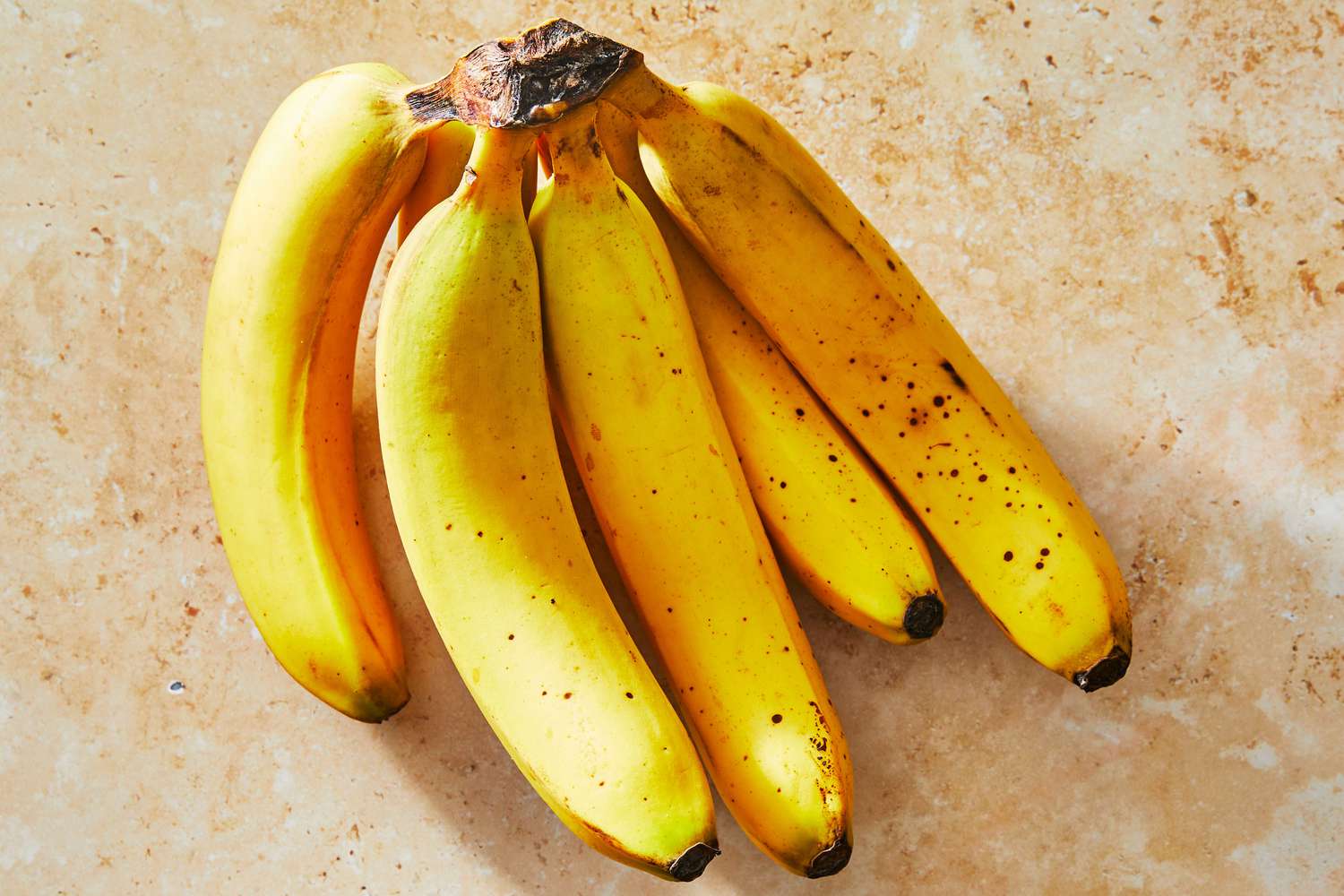 Bananele: fructul accesibil cu beneficii importante pentru inimă, digestie şi energie