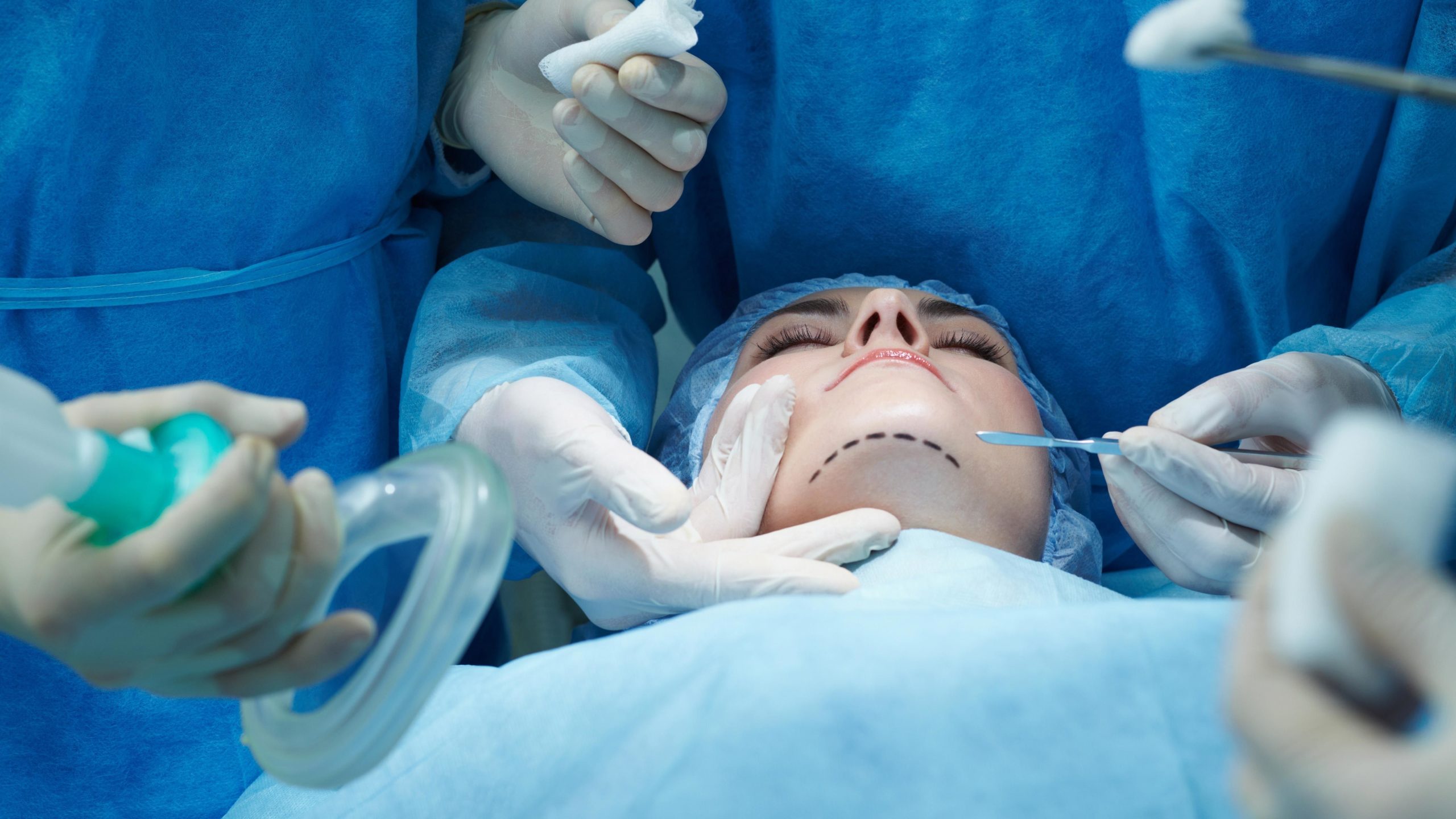 Chirurgii esteticieni se confruntă cu un nou fenomen: pacienţi care vor să arate ca imaginile generate de AI