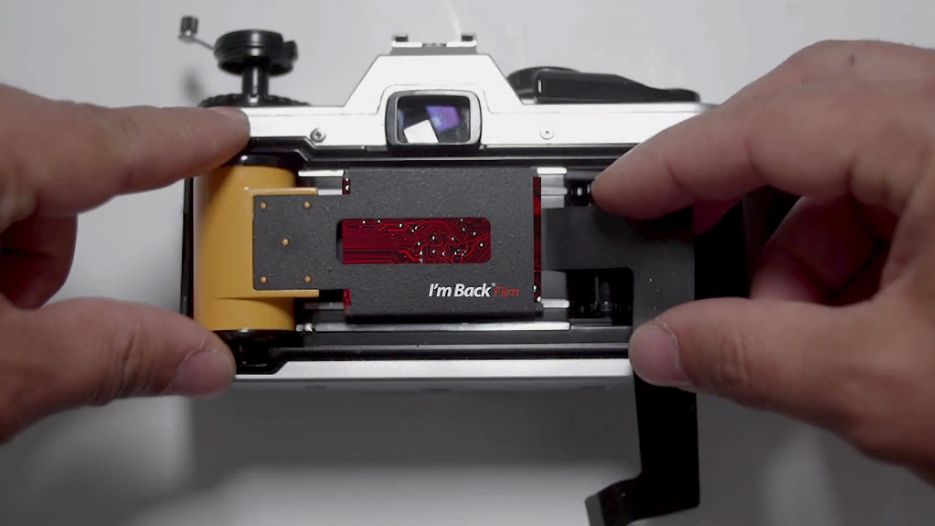 Un modul ingenios transformă aparatele foto pe film în camere digitale moderne