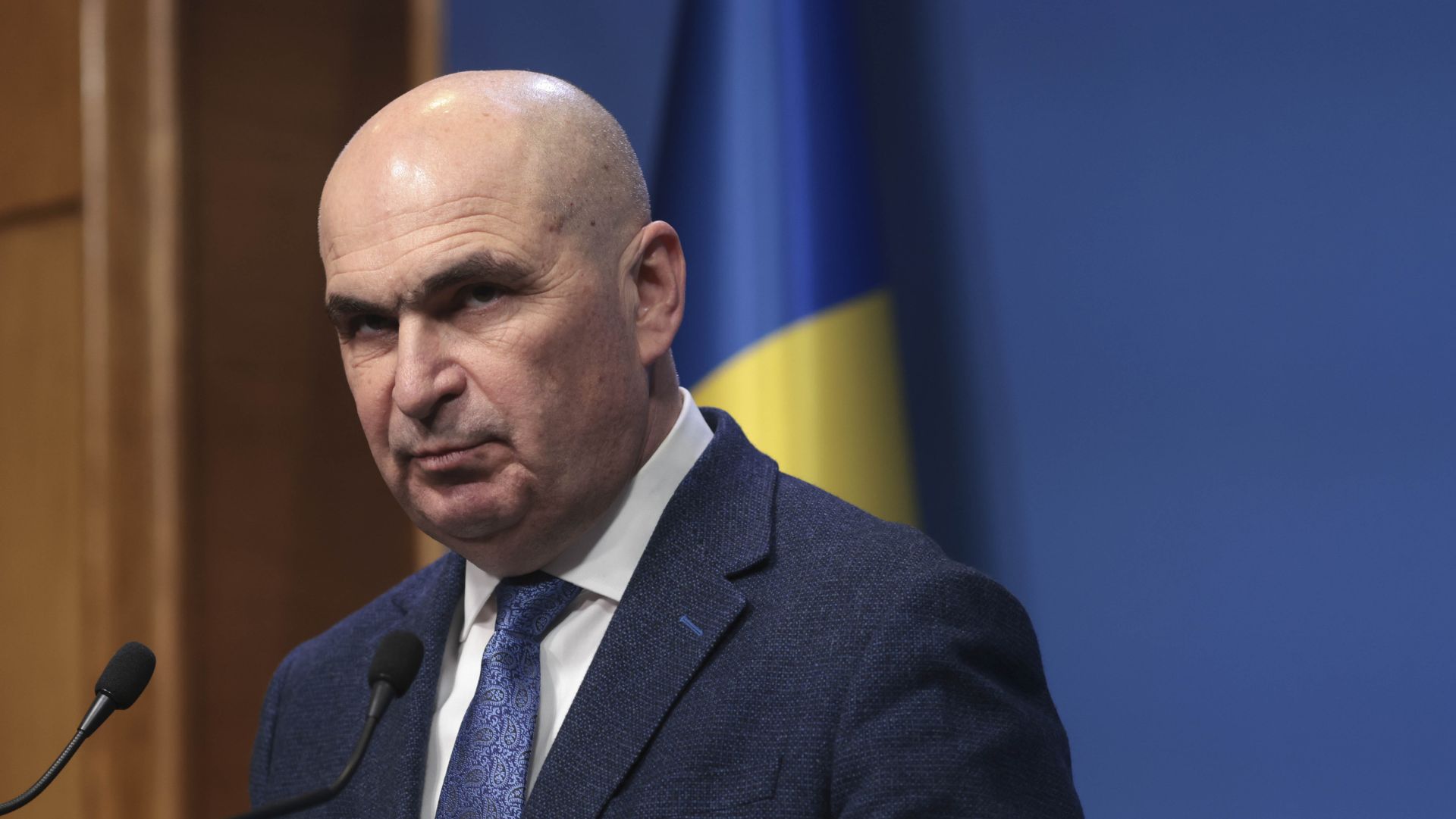 Guvernul aprobă majorări salariale şi noi angajări pentru companii publice locale