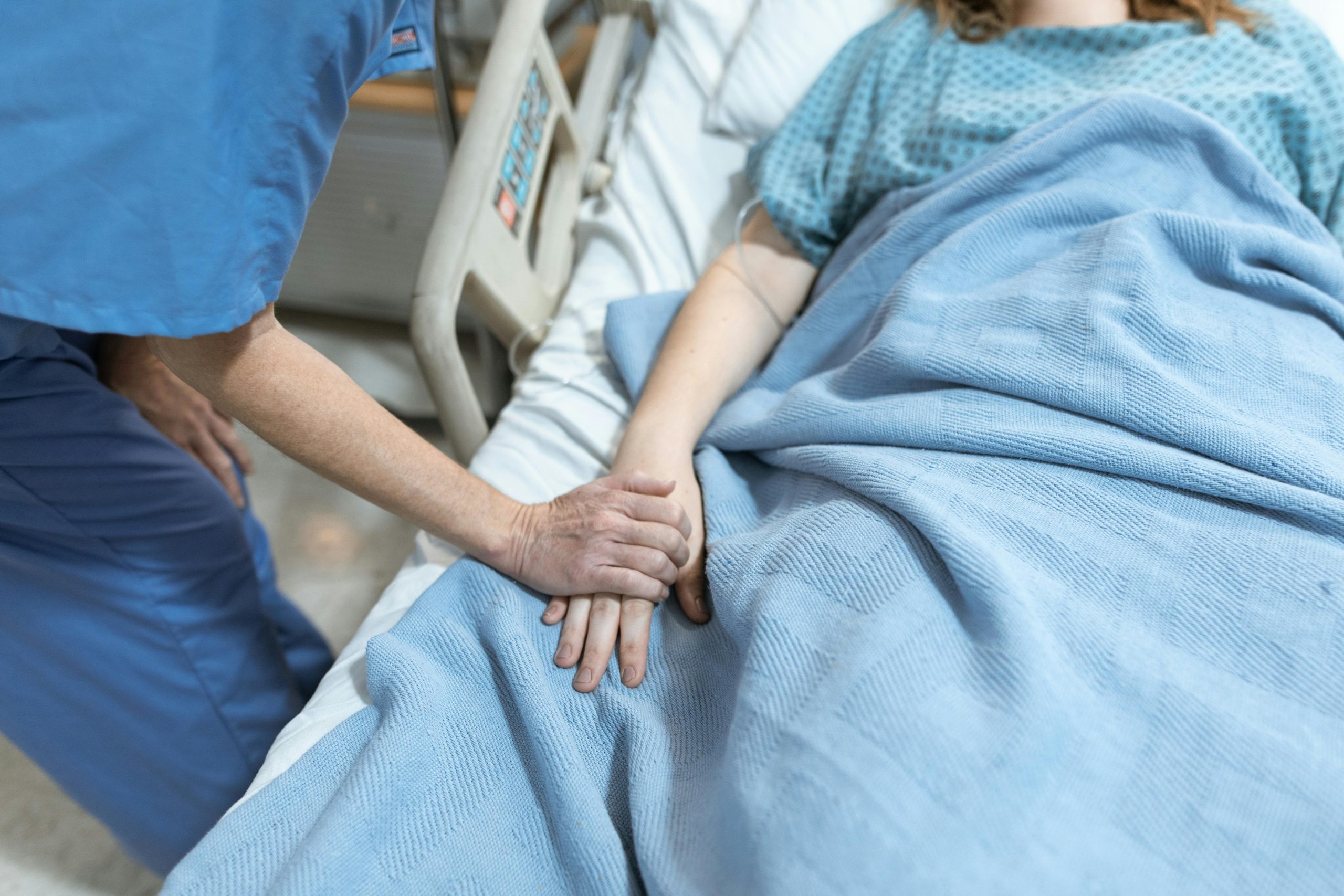 Panică şi umor pe secţia de chirurgie din Galaţi: Privirea „tăioasă” a unei paciente cu tumoră gigant care a blocat operaţia era, de fapt… miopie severă!