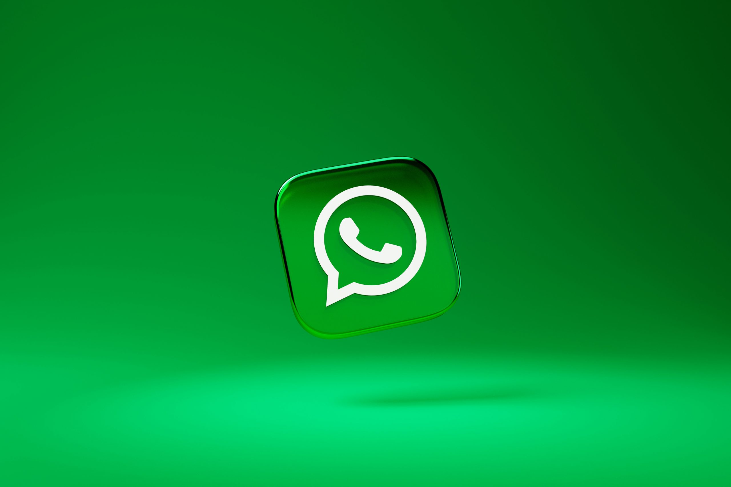 WhatsApp Plus ajunge pe iPhone: abonament nou cu funcţii premium şi personalizare extinsă