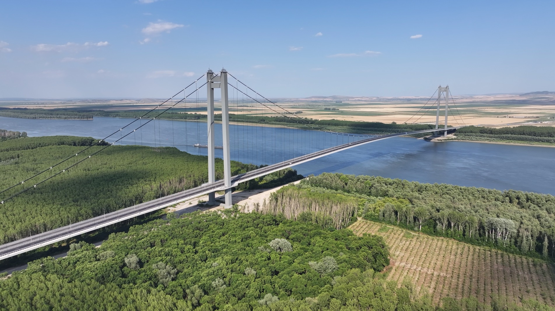 Trafic deviat şi pe alocuri închis: Podul suspendat de la Brăila şi-a făcut din nou programare la frezare şi asfaltare