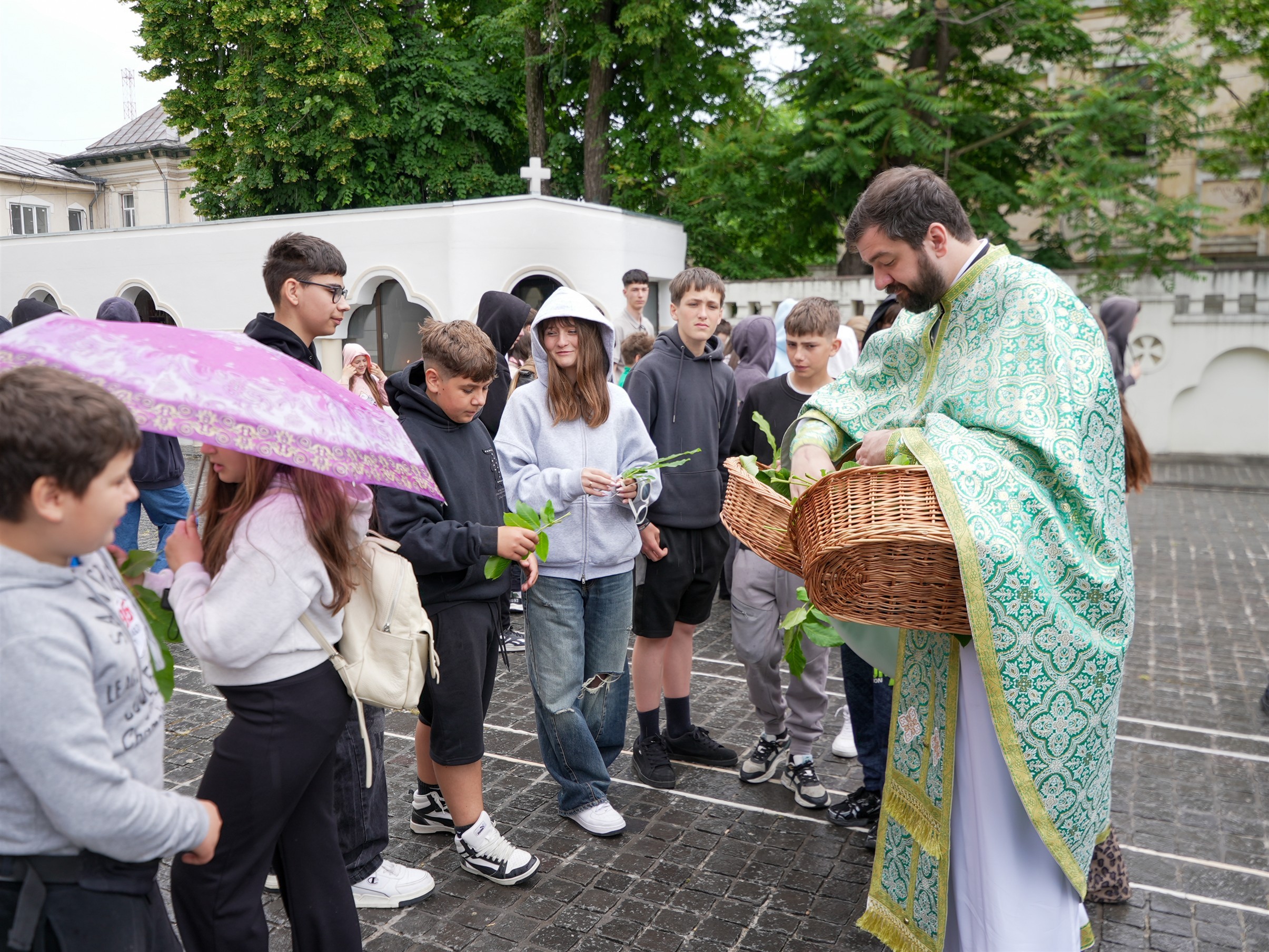 FOTO: Gălăţenii au sărbătorit Rusaliile la Catedrala Arhiepiscopală