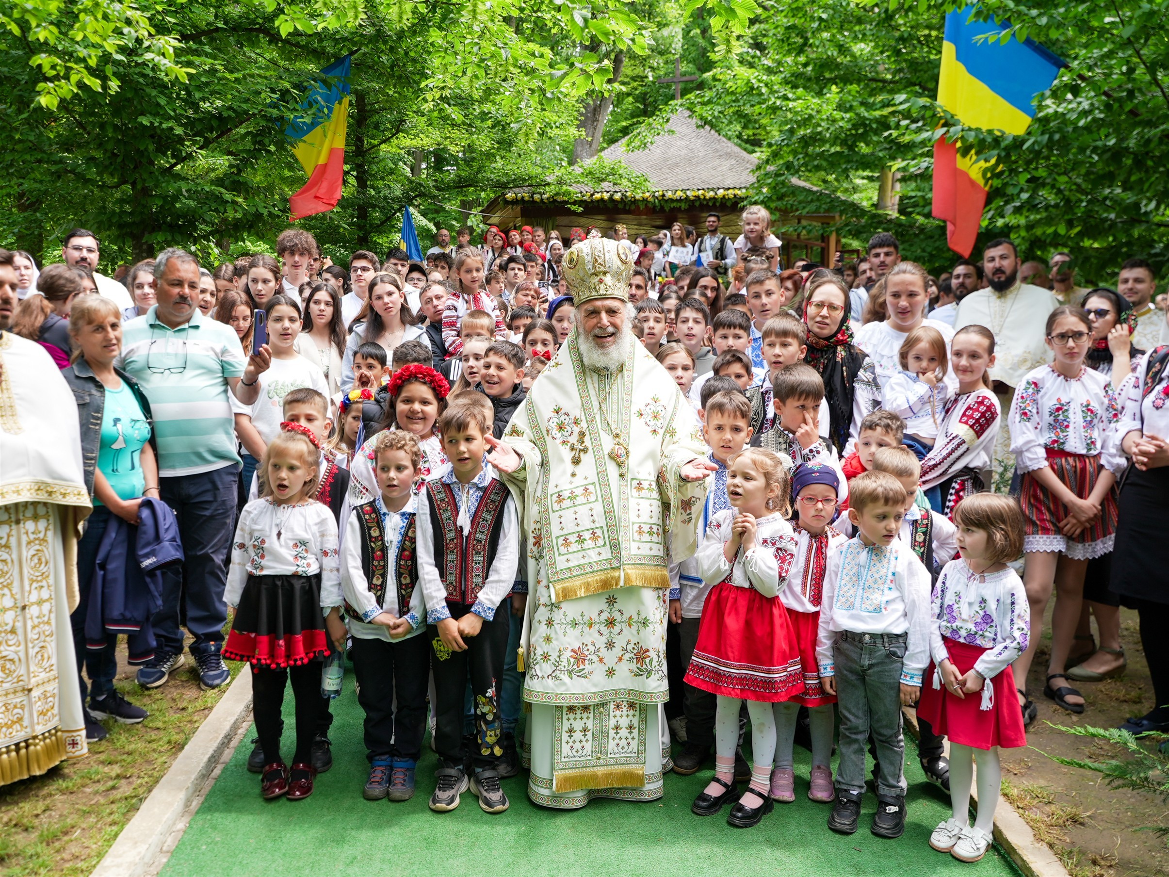„Catedrala cu vitralii foşnitoare”: Peste 1.500 de tineri din Galaţi şi Brăila au celebrat Sfânta Treime şi 1 Iunie în codrii Mănăstirii Buciumeni