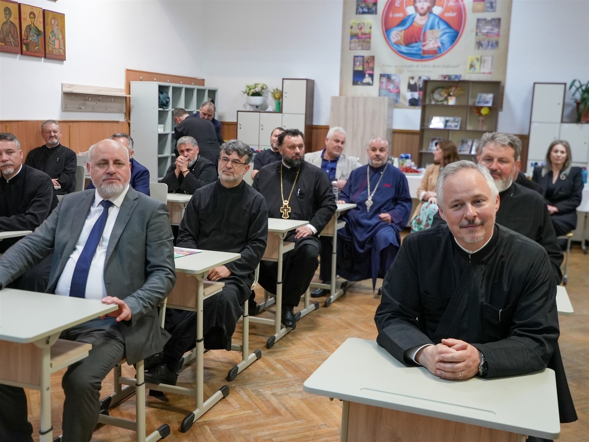 Trei decenii de har şi prietenie: Emoţionanta revedere de 30 de ani a absolvenţilor de la Seminarul Teologic din Galaţi