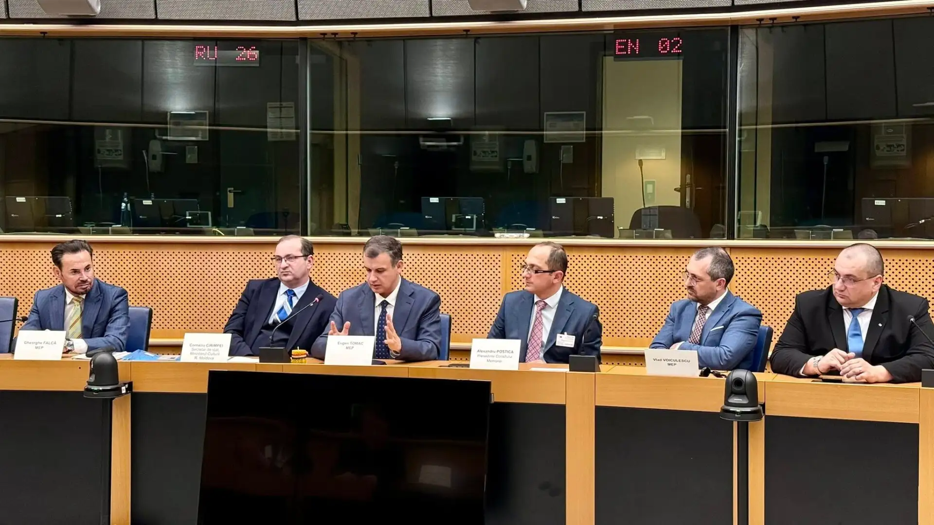 Eugen Tomac va pierde lunar un salariu de cel puţin 6.000 de euro pentru a putea fi premierul României