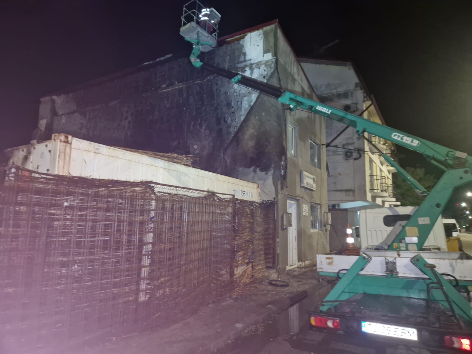 Incendiu la Sulina: O anexă a unei pensiuni a luat foc, pagubele au fost limitate cu ajutorul unui remorcher