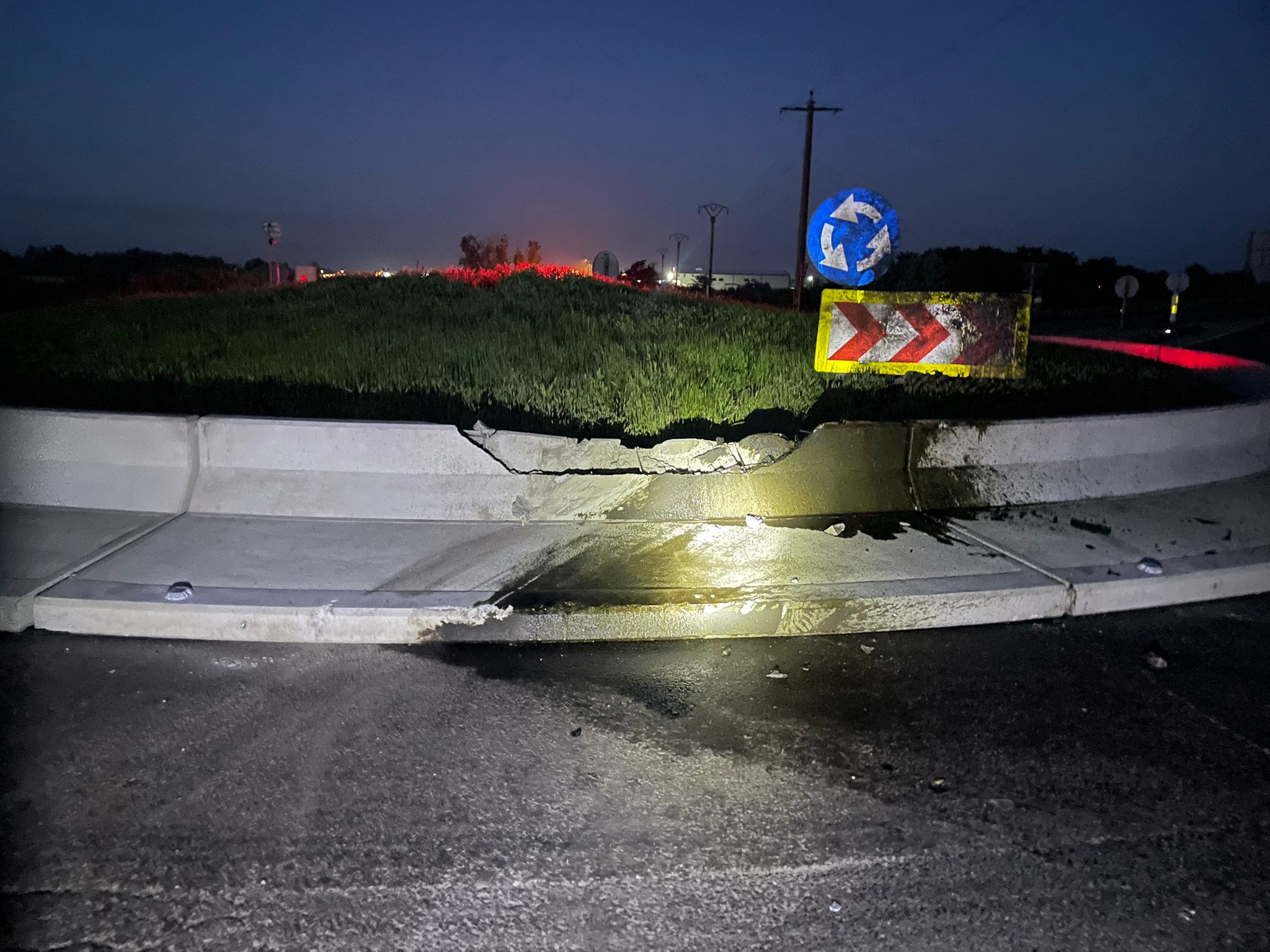 UPDATE: Autorul accidentului din sensul giratoriu de la Tecuci este un adolescent de 17 ani. Maşina fusese furată cu câteva ore înainte
