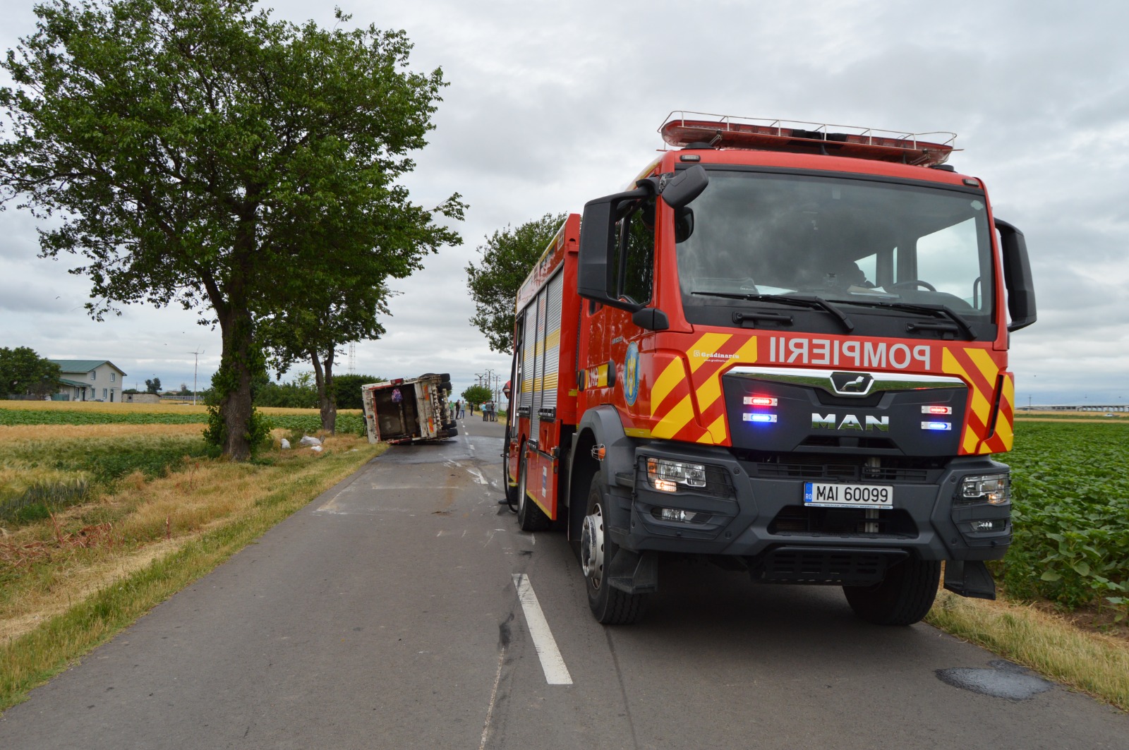 Accident în judeţul Brăila: O maşină de gunoi s-a răsturnat pe DJ 221 C. Traficul este deviat şi o persoană a fost transportată la spital