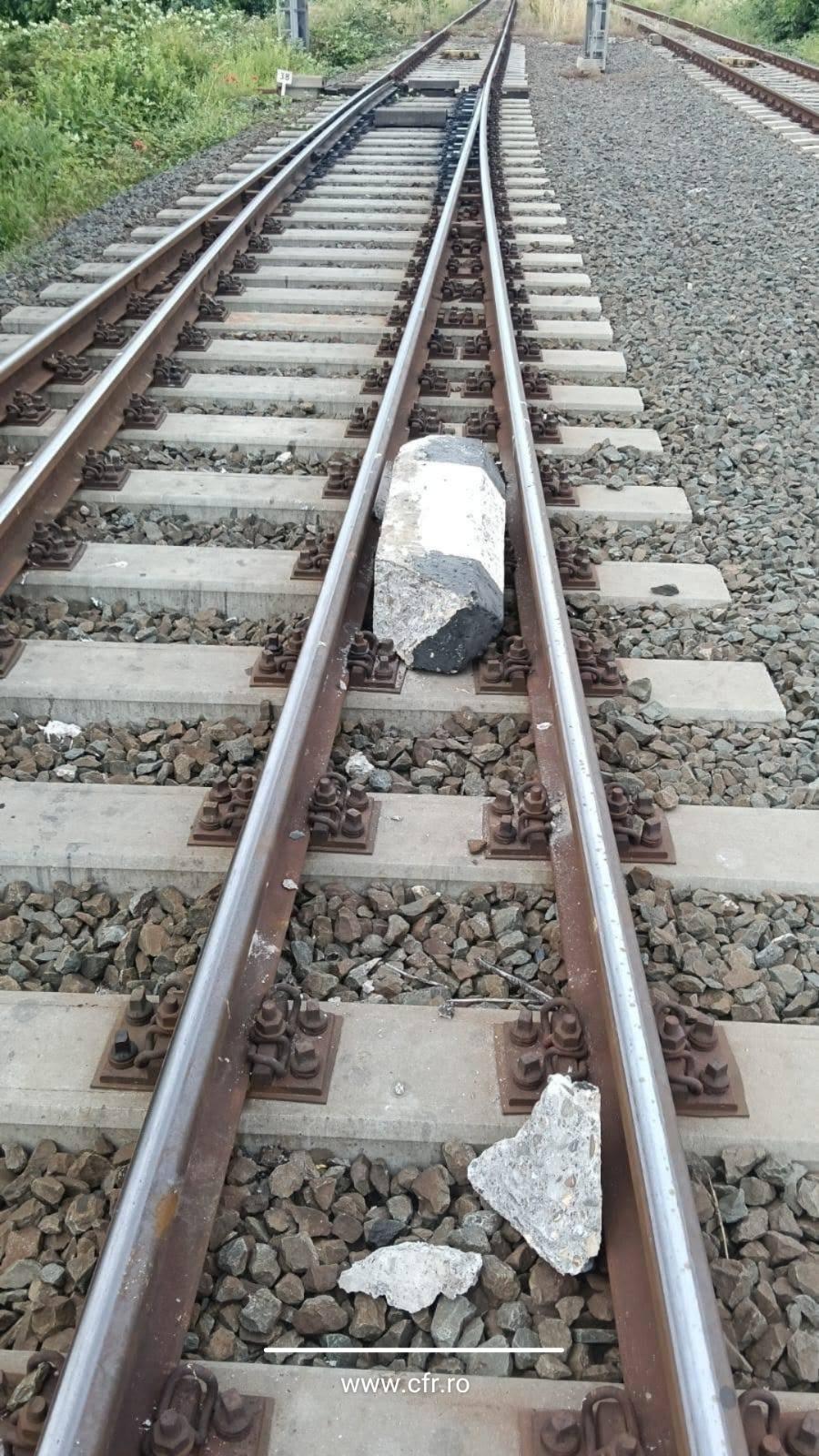 Pericol uriaş în gară: Un tren a lovit un obstacol din beton amplasat intenţionat pe şine, în staţia Constanţa