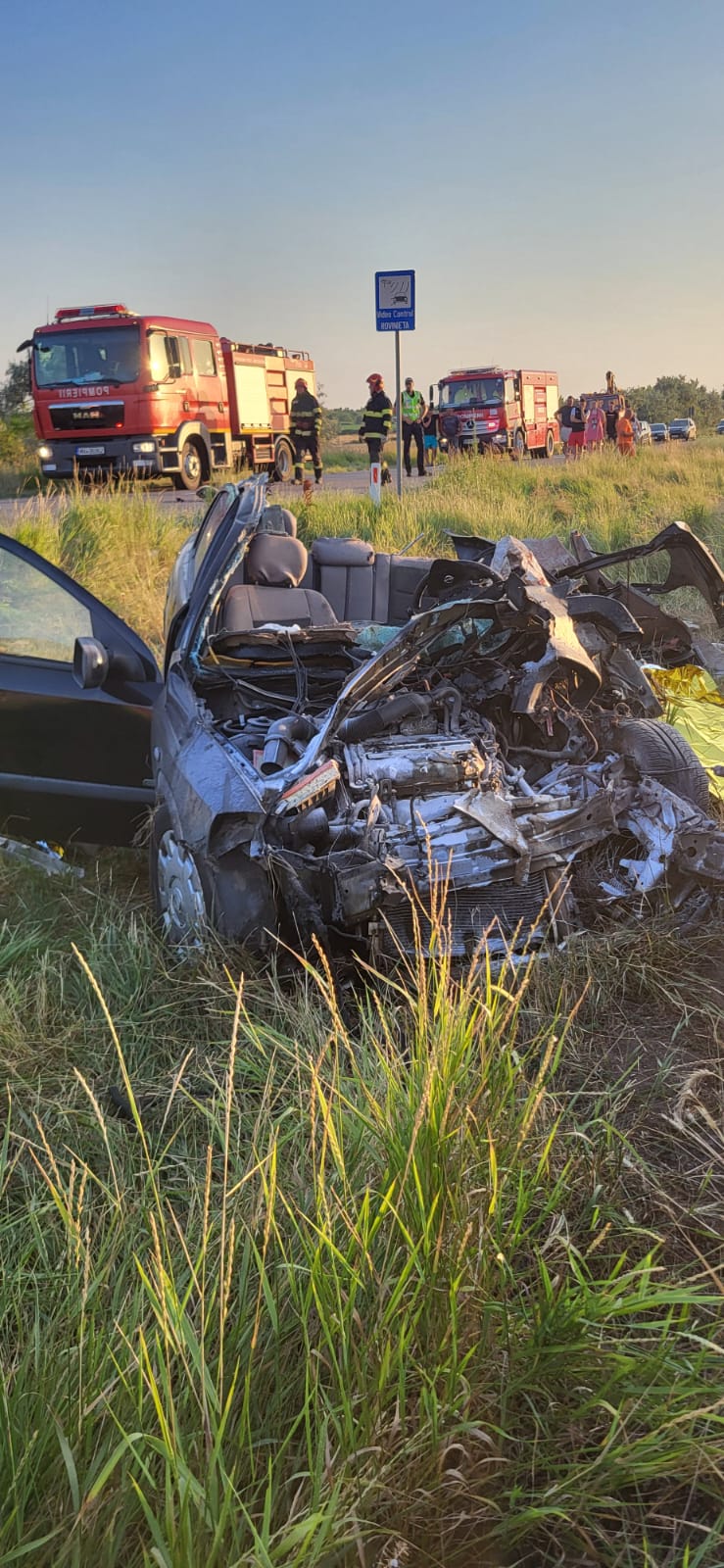 Sfârşit cumplit pentru doi soţi din Brăila. Remorca unui TIR s-a desprins şi a lovit maşina acestora
