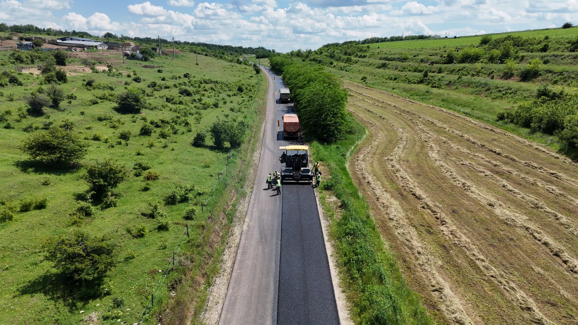 Galaţi: Se toarnă ultimul strat de asfalt pe DJ 251B, între Ciureştii Vechi şi Cotoroaia
