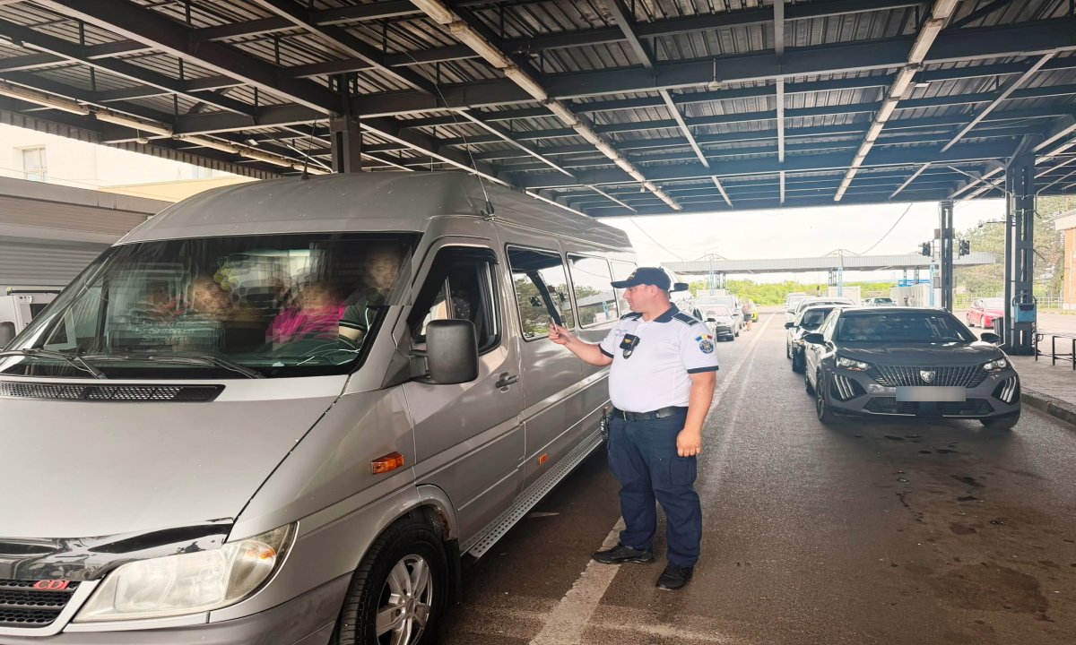 Butelie cu agent refrigerant, descoperită la PTF Albiţa. Şoferul nu avea autorizaţie de transport