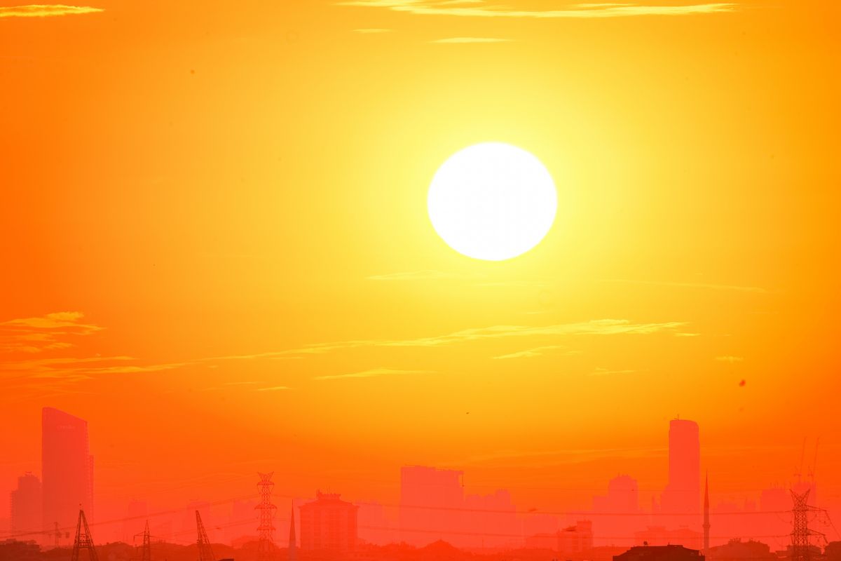 Primele două coduri galbene de caniculă din 2026 emise de meteorologi. Temperaturi de foc în weekend