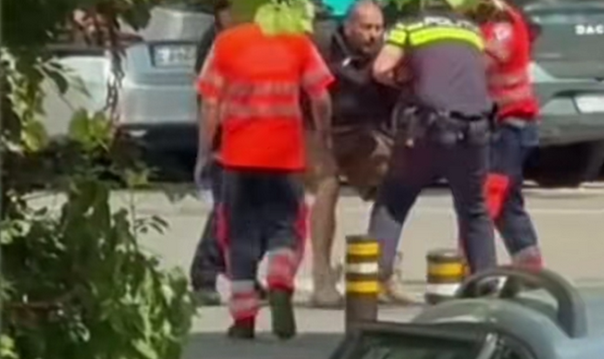 VIDEO: Cheloo, imobilizat de poliţişti după ce a încercat să fugă de la un spital din Câmpina