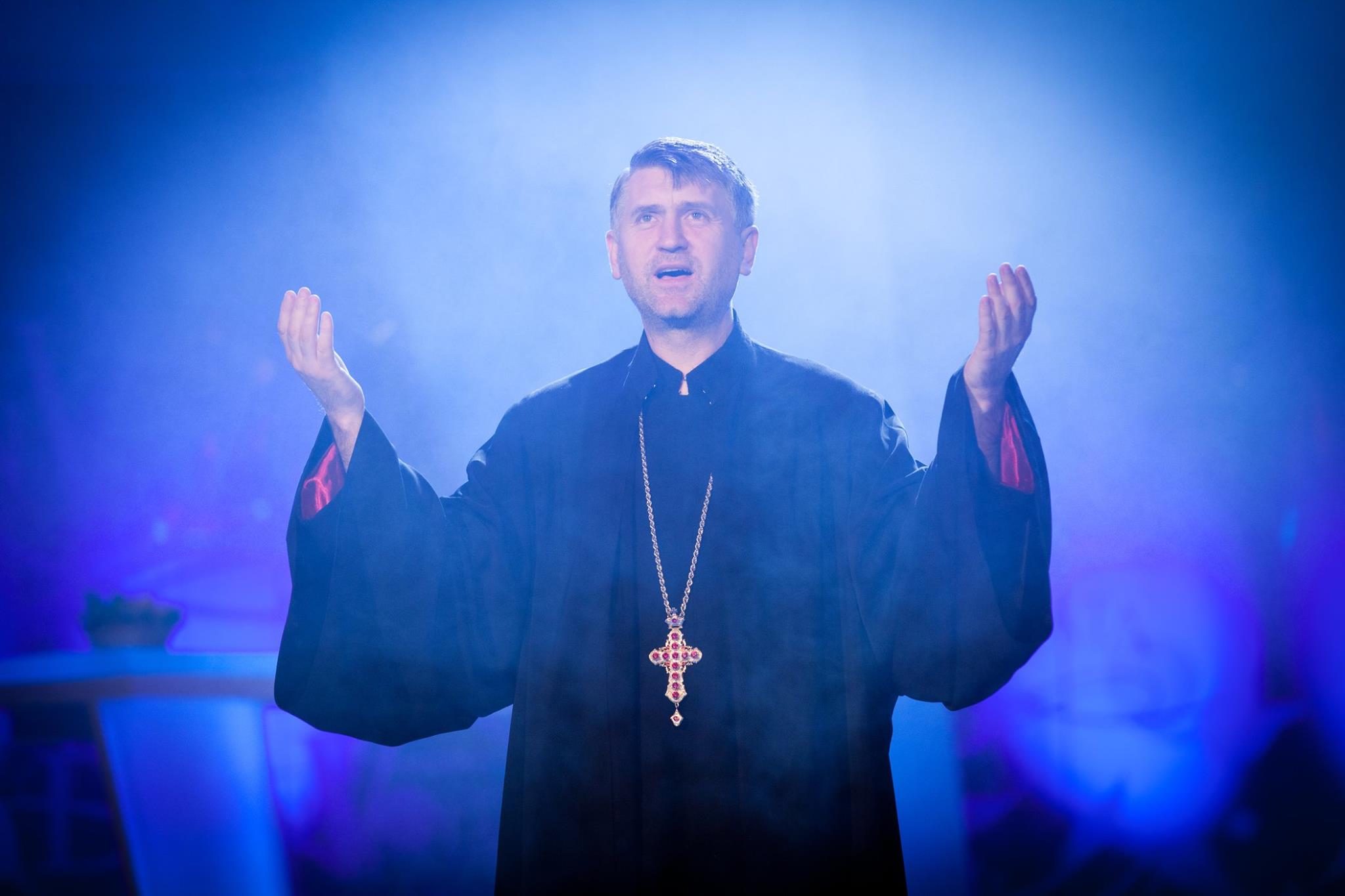Rugăciuni în spatele gratiilor: Cristian Pomohaci, primele nopţi în celulă după ce a fost arestat pentru viol