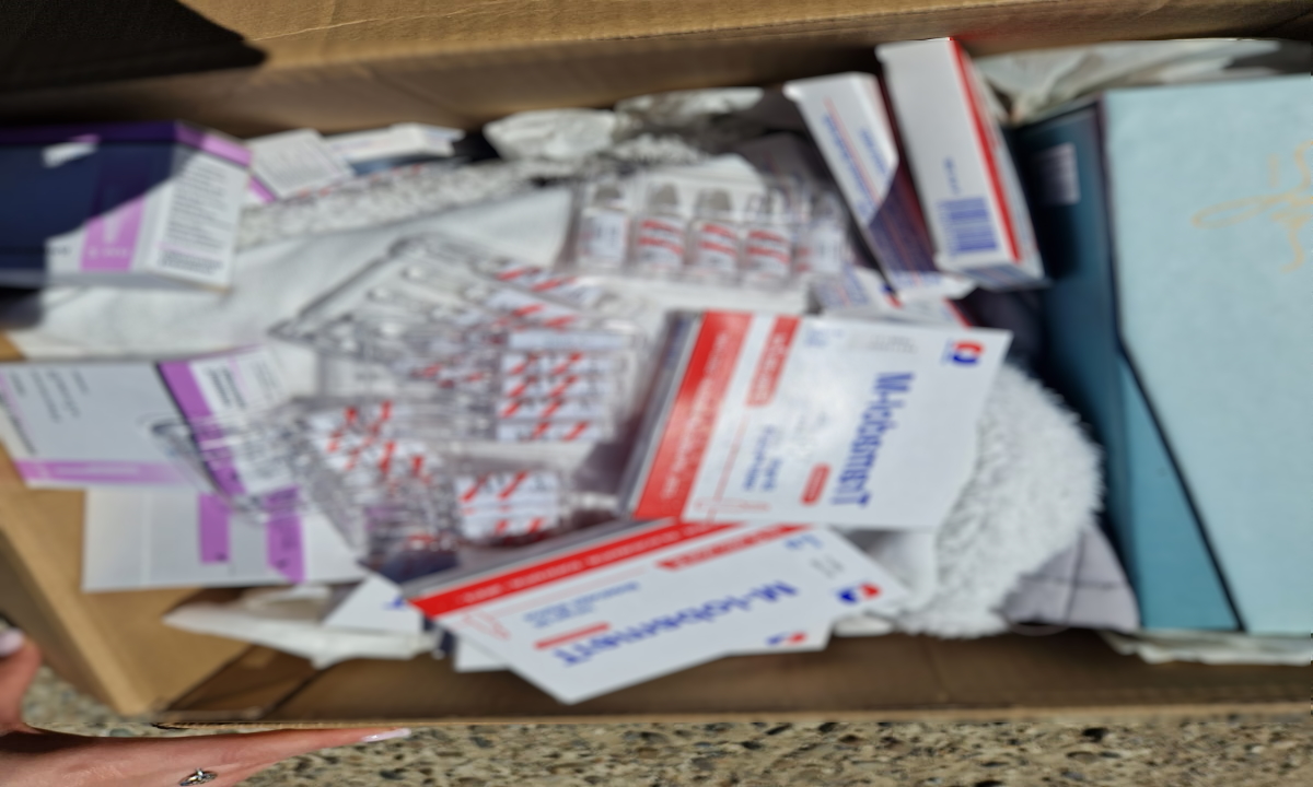 Fiole cu analgezic opioid şi produse accizabile, descoperite într-un autocar verificat de poliţiştii de frontieră
