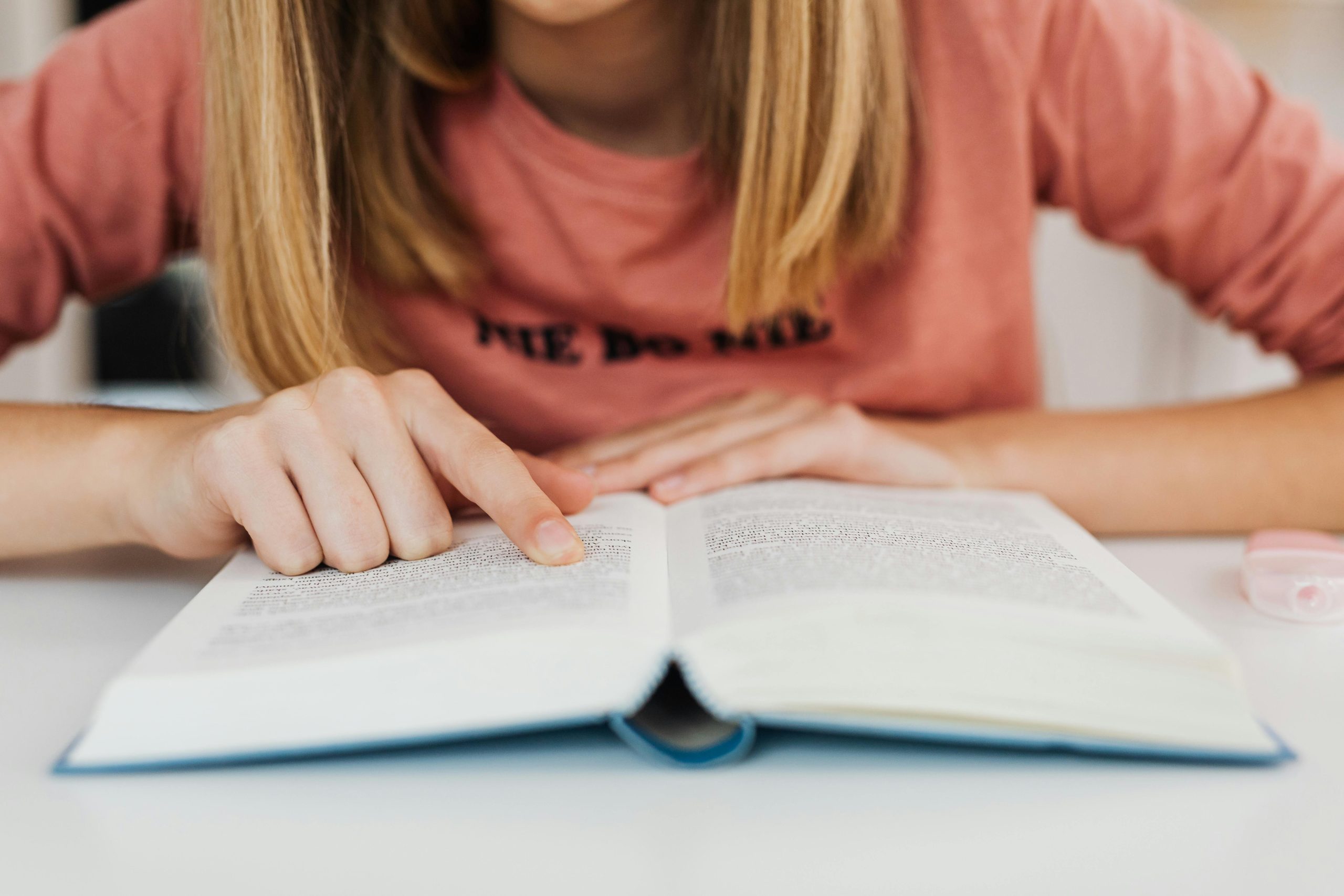Galaţiul devine capitala lecturii rurale: 160 de elevi de top din toată ţara îşi dispută faza naţională a concursului „Universul cunoaşterii prin lectură”