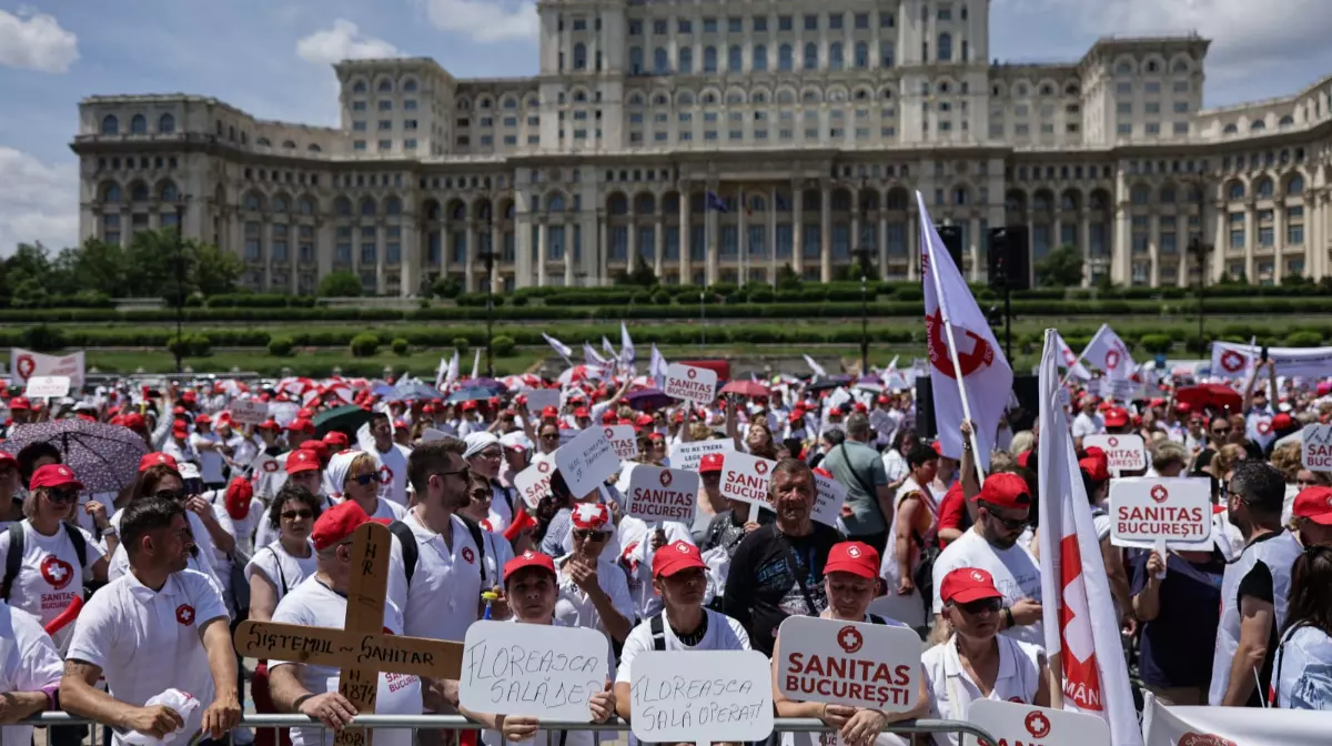 Val de proteste în România din cauza proiectului noii legi a salarizării. Mii de angajaţi au ieşit în stradă