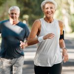 Secretul centenarilor: nu îmbătrânesc mai lent, ci amână bolile cu zeci de ani