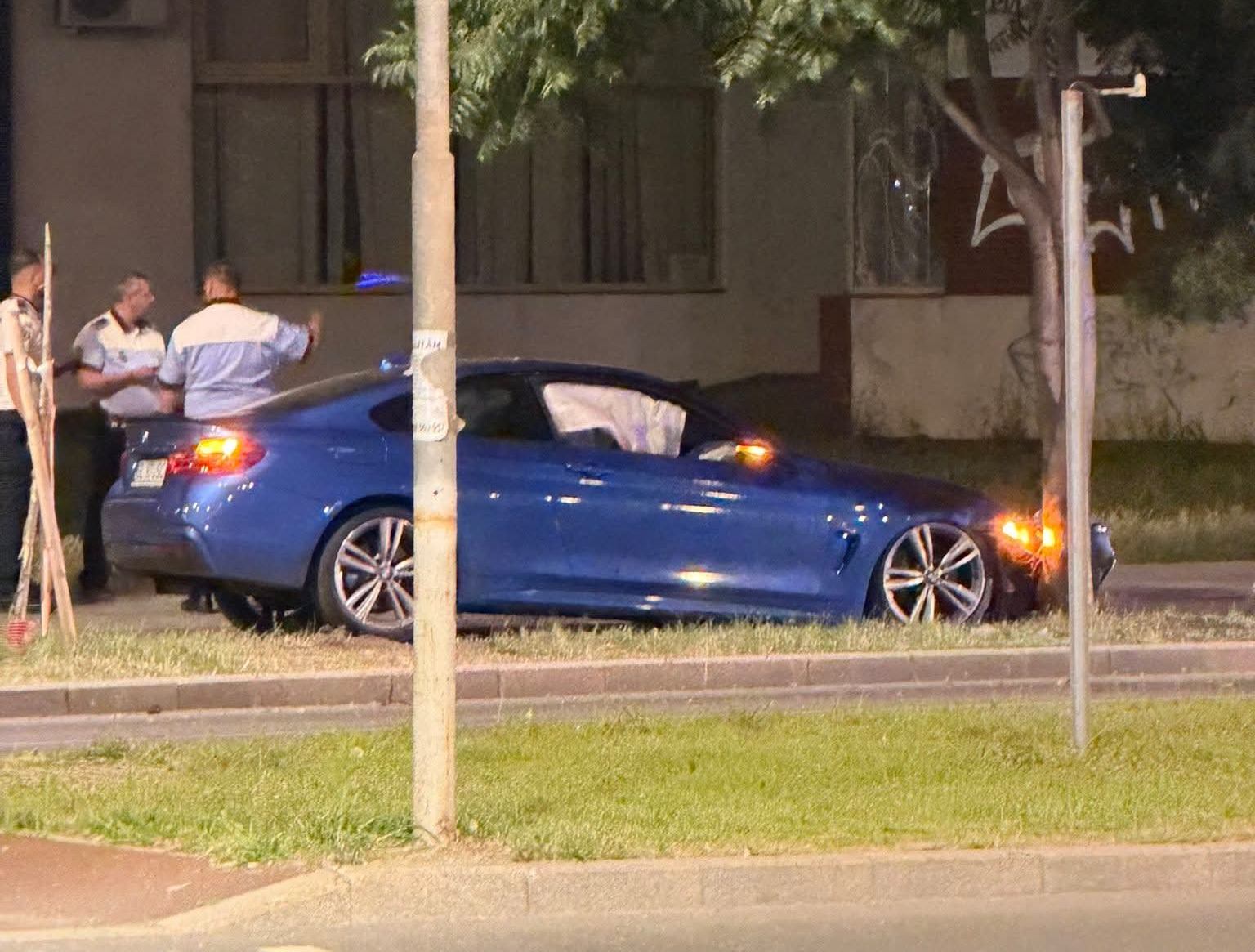 Băut, un şofer de 28 de ani din Galaţi a fugit de poliţie şi s-a oprit într-un copac