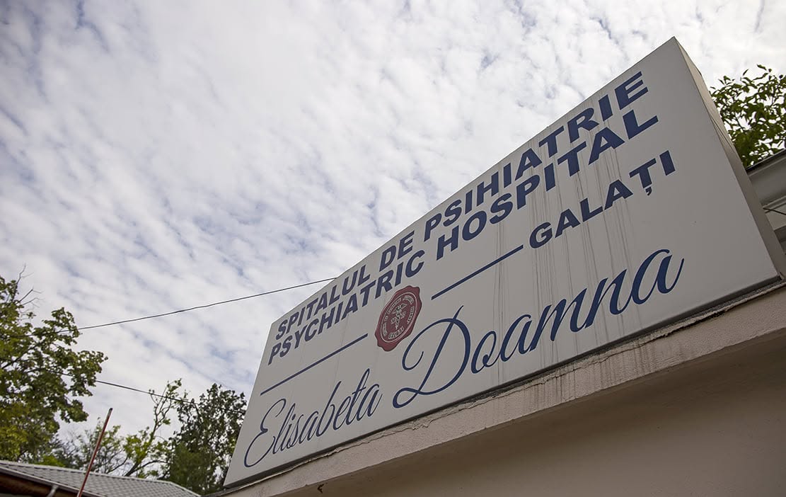 Cazul copilului mort în Galaţi: Mama a fost dusă sub escortă la Psihiatrie, iar ceilalţi doi copii vor fi preluaţi de Protecţia Copilului