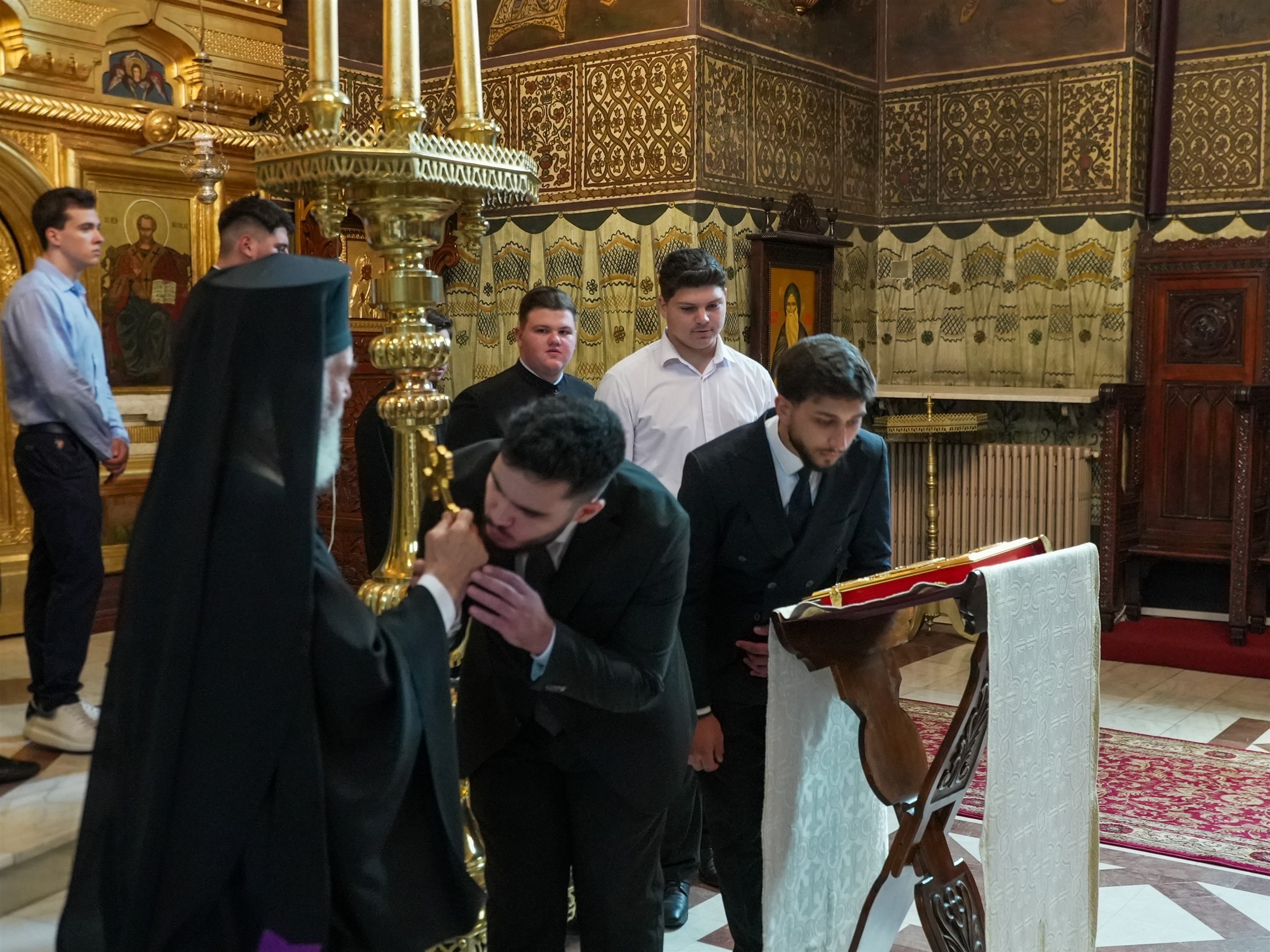 SĂRBĂTOARE DUHOVNICEASCĂ: Viitorii studenți la Teologie din Galați și Brăila au primit binecuvântarea Arhiepiscopului Casian. Rată de promovare remarcabilă la Seminarul Teologic