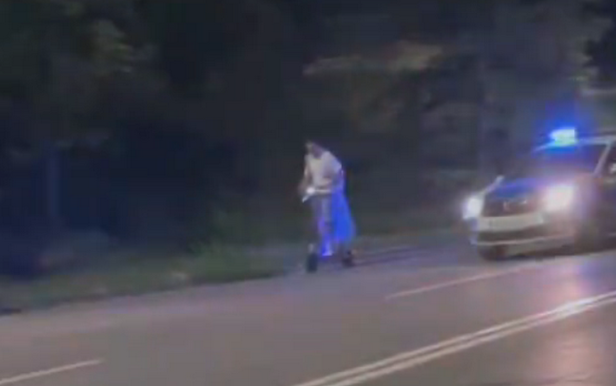 VIDEO: Urmărire în noapte pe faleza din Galați. Un adolescent de 16 ani a fost amendat cu o sumă uriașă după ce a fugit de polițiști cu trotineta electrică
