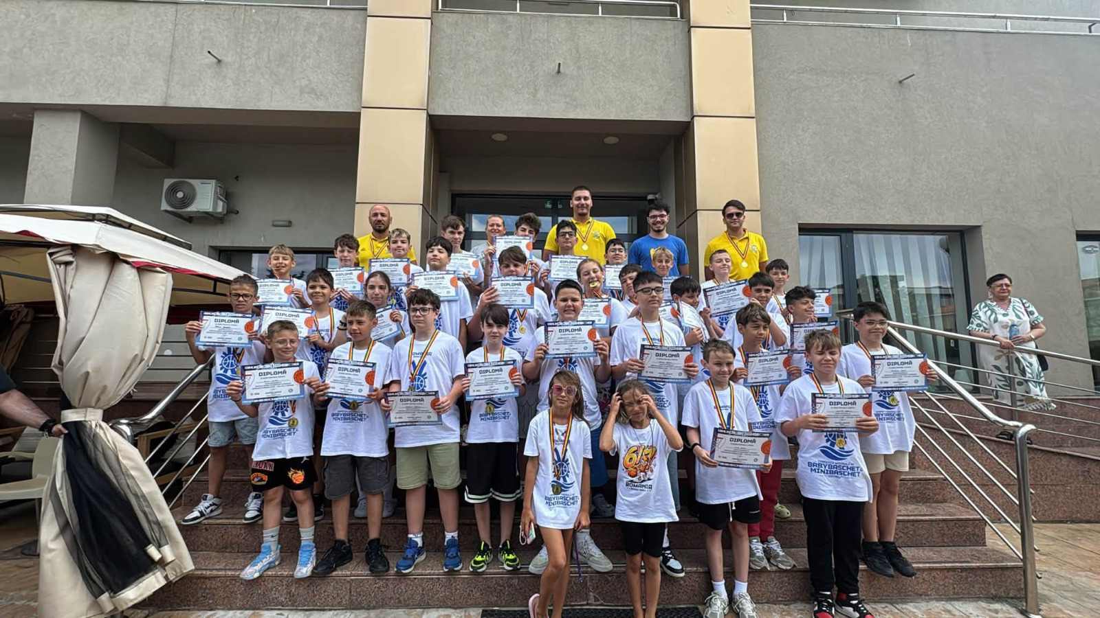 Baschet: Echipele gălăţene Under 12 de la Templiers Academy şi Phoenix au îmbinat utilul cu plăcutul la Costineşti
