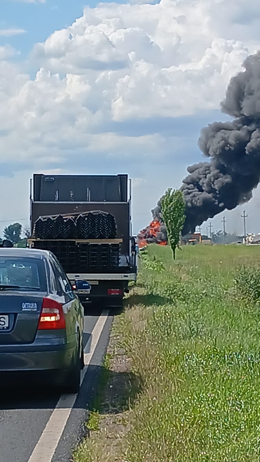 Galaţi: Un TIR cu ulei a luat foc la ieşirea din Tudor Vladimirescu spre Hanu Conachi