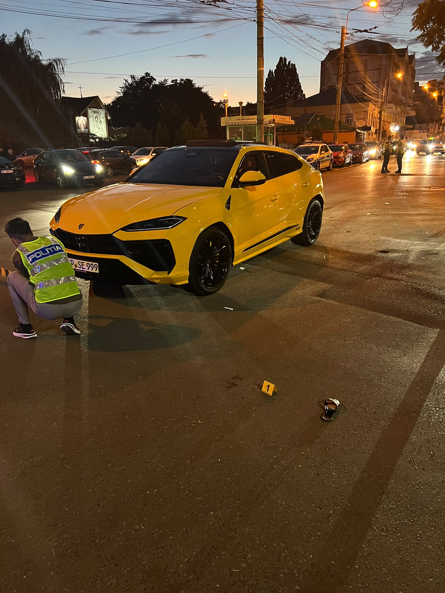 Galați: O femeie a fost spitalizată după ce a fost lovită de un Lamborghini Urus, al cărui șofer consumase alcool și substanțe psihoactive