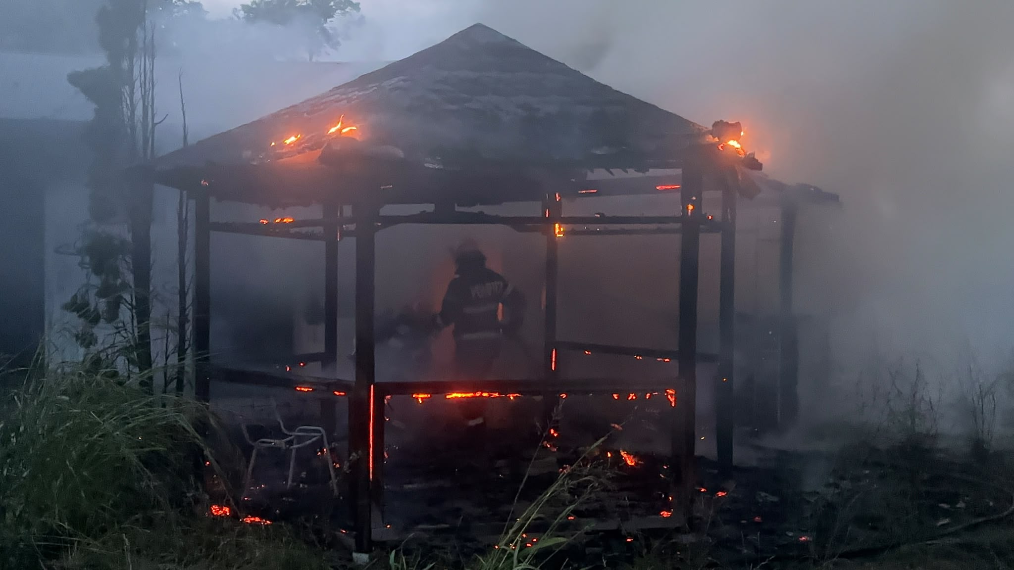 VIDEO: Incendiu cu repetiţie la Tulcea. A ars o clădire dezafectată pe o suprafaţă de aproximativ 30 mp
