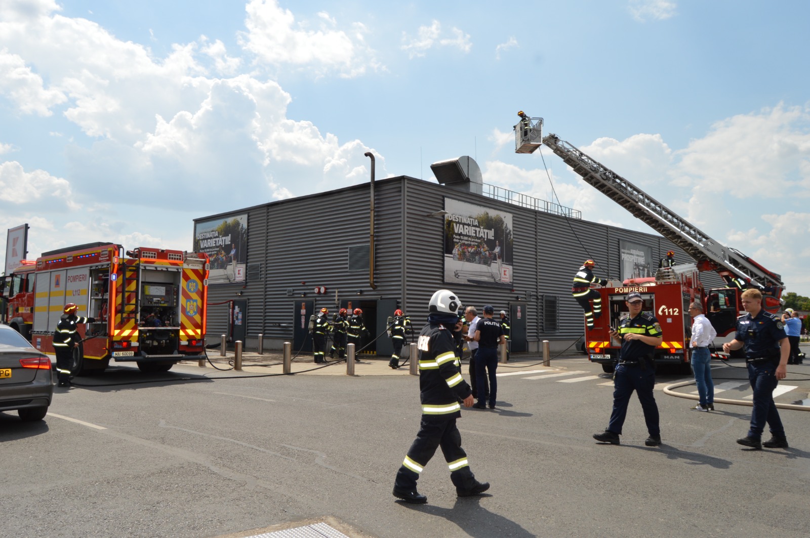 PANICĂ LA SUPERMARKET: Incendiu violent la Kaufland Brăila. Sute de clienți și angajați au fost evacuați de urgență după ce acoperișul a luat foc