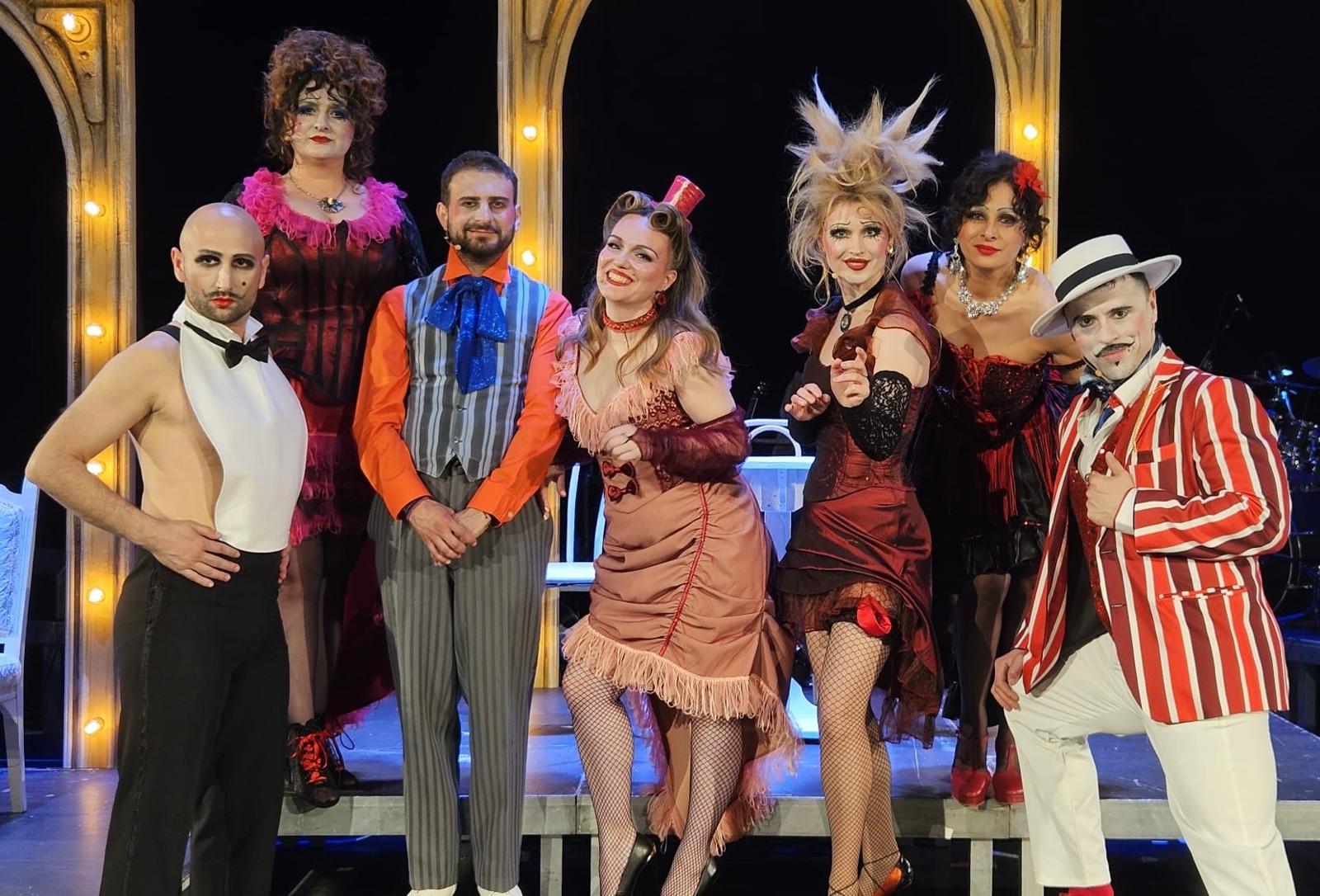 Curat româneşte, curat Caragiale! „Grădina Union” la Nae Leonard – un spectacol care readuce farmecul teatrului de revistă