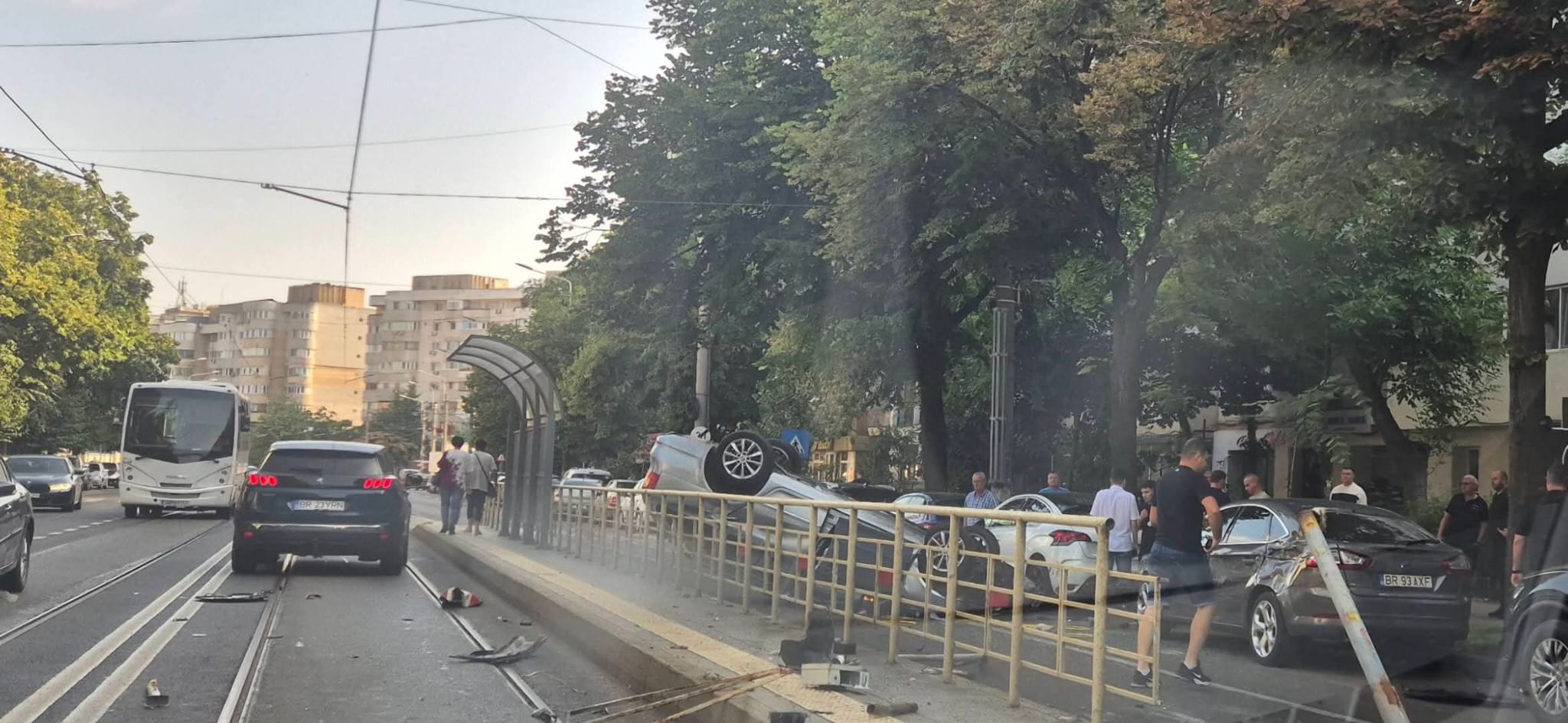 Accident spectaculos pe Bulevardul Dorobanţilor din Brăila: Un autoturism s-a răsturnat după ce a lovit refugiul de tramvai