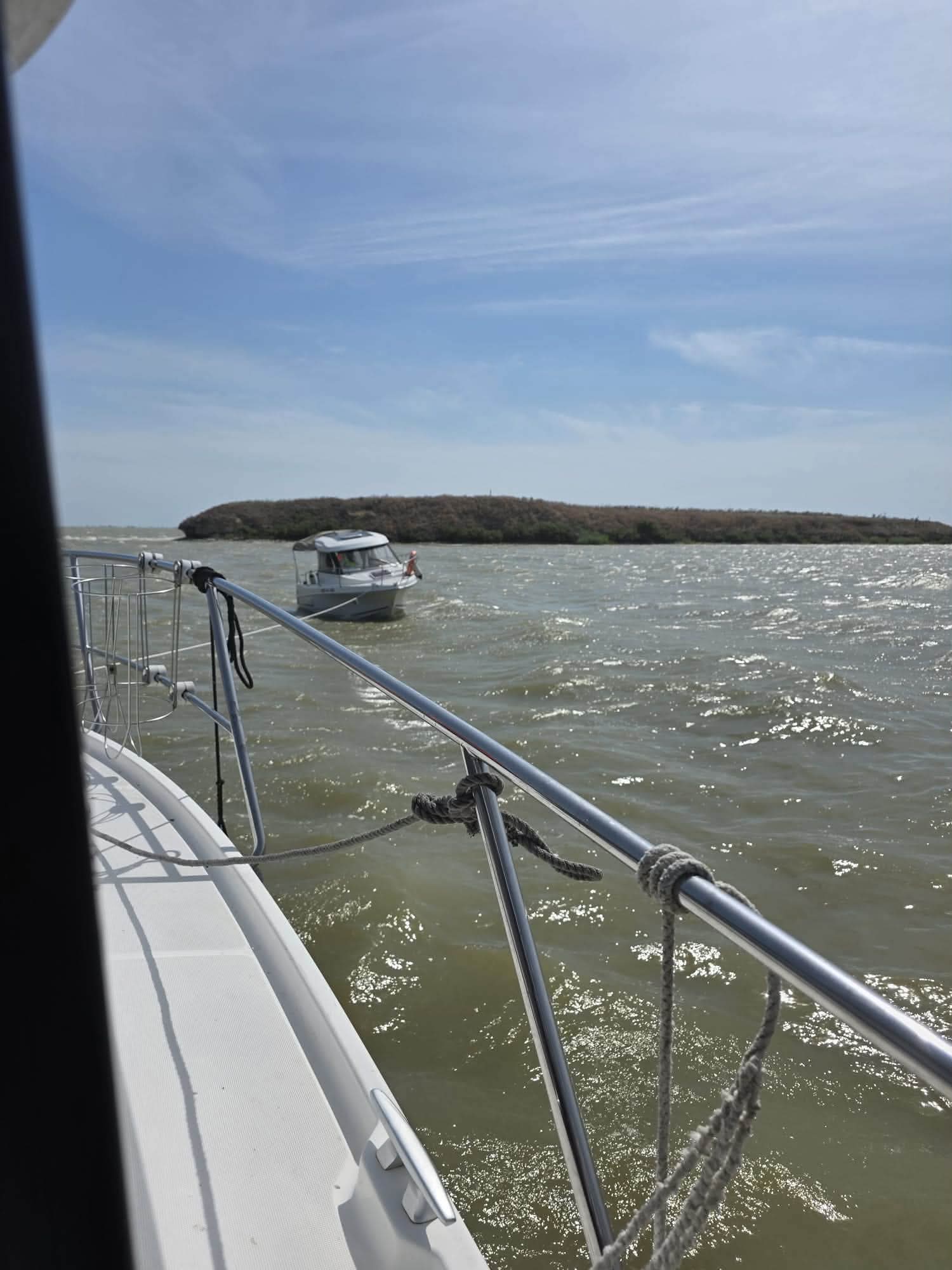 Salvare contra cronometru pe Lacul Razelm: Turiști eșuați pe insula Bisericuța, recuperați de primarul din Jurilovca și doi voluntari