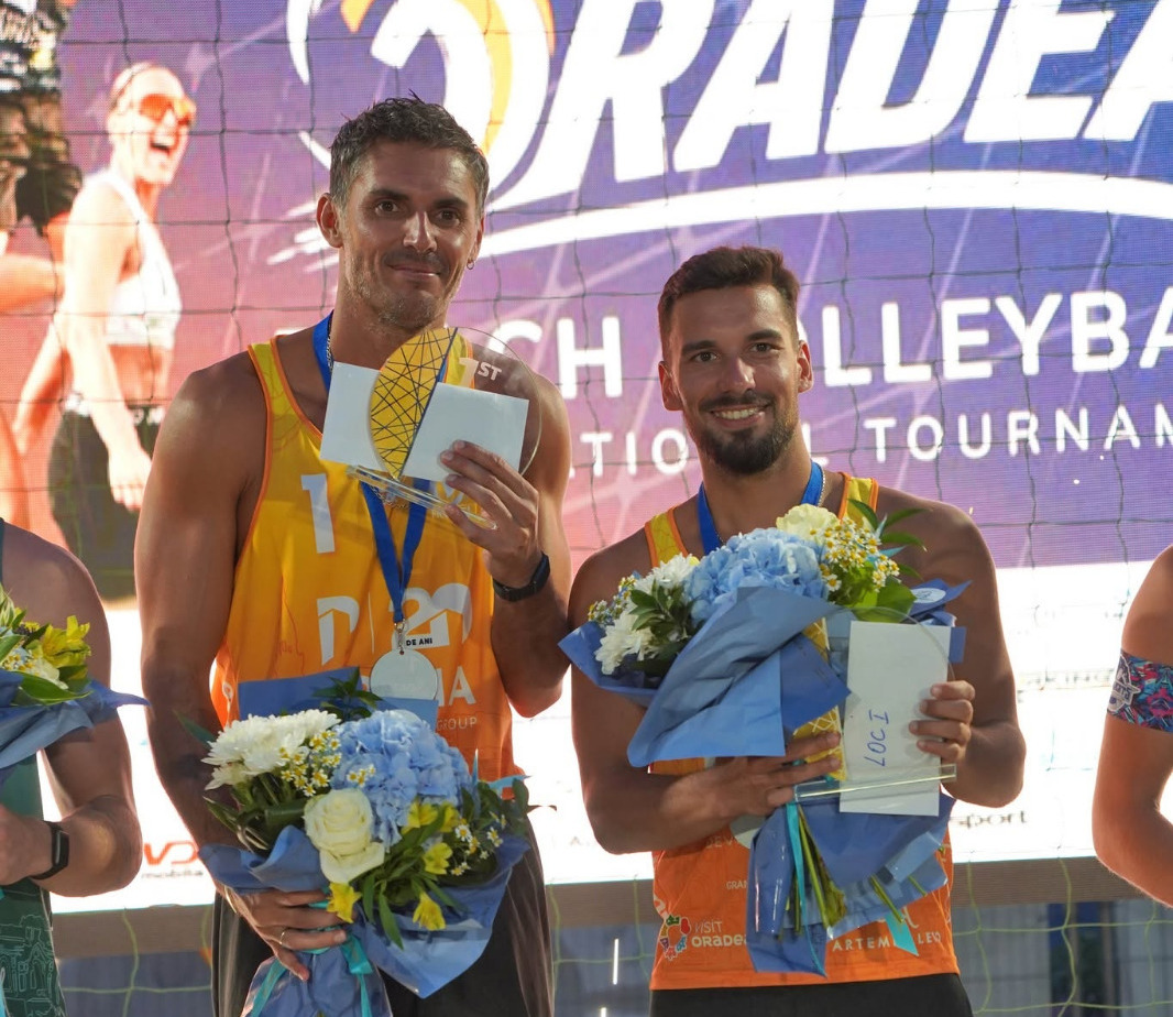 Volei pe plajă: David Bulugu a urcat pe cea mai înaltă treaptă a podiumului la Oradea Beach Volley International Tournament 2026. Celelalte perechi de la CSU Galaţi s-au oprit în sferturi