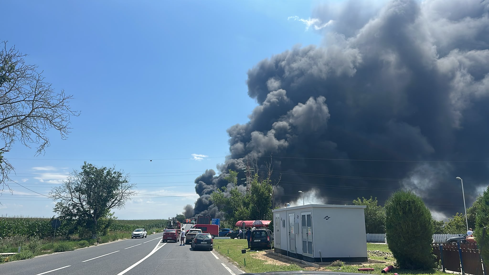 Accident cu degajări foarte mari de fum între o autocisternă şi un buldoexcavator, pe DN2A