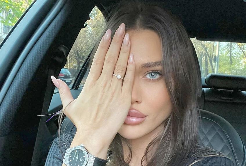 Cine este „Angelina Jolie de România” care a furat o brățară Louis Vuitton de 36.500 de euro