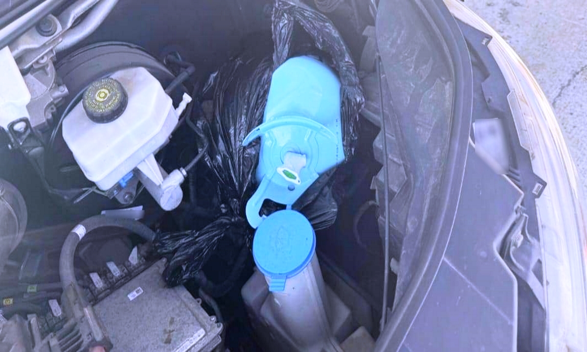 Prins la graniţă cu butelii de freon ascunse în maşină: Dosar penal pentru un şofer la PTF Sculeni
