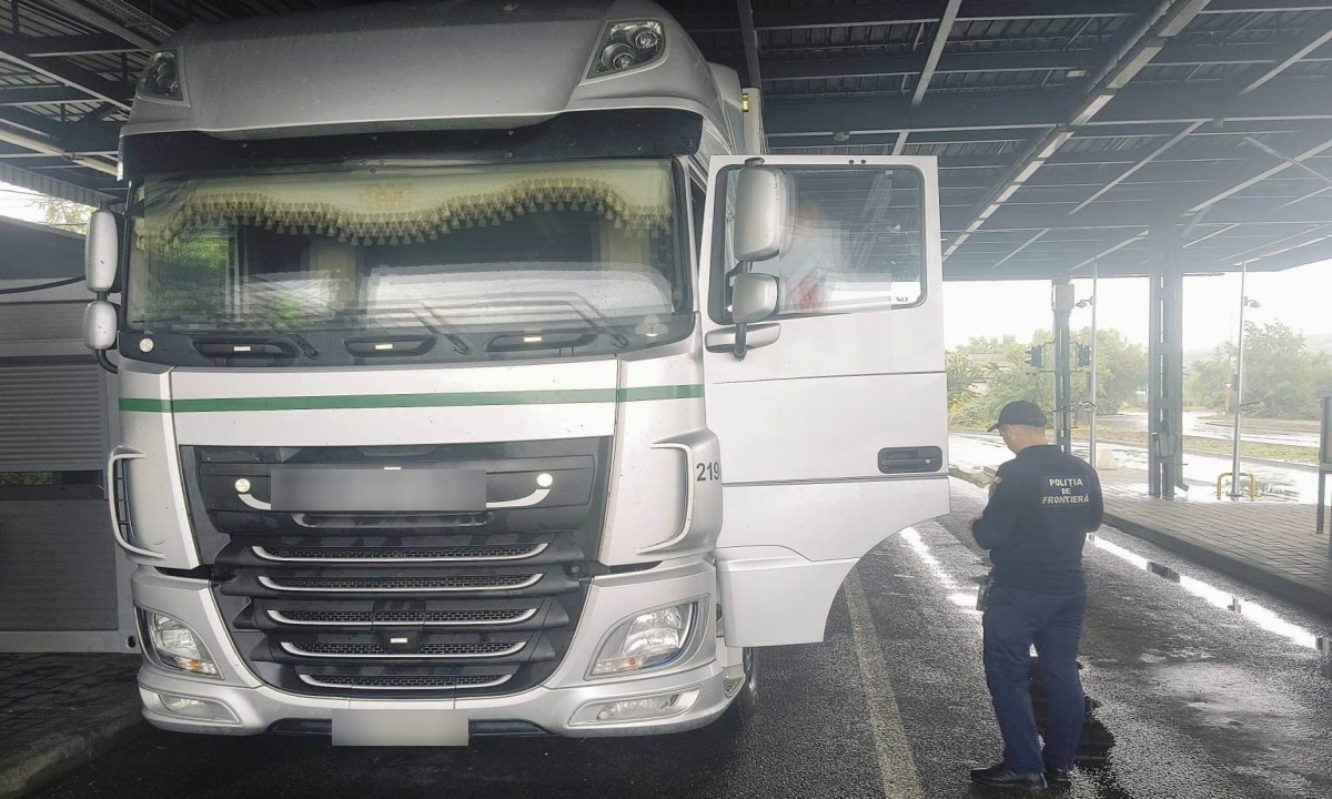 Tânăr cercetat după ce a încercat să intre în România cu un camion fără drept de circulaţie