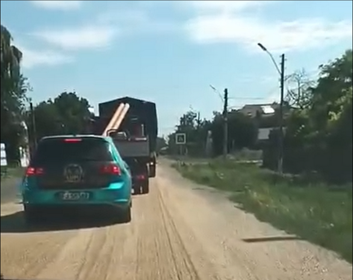 Incident pe DN2B: Un camion a umplut şoseaua cu cereale în localitatea Lacu Sărat, iar şoferul a primit o amendă uriaşă