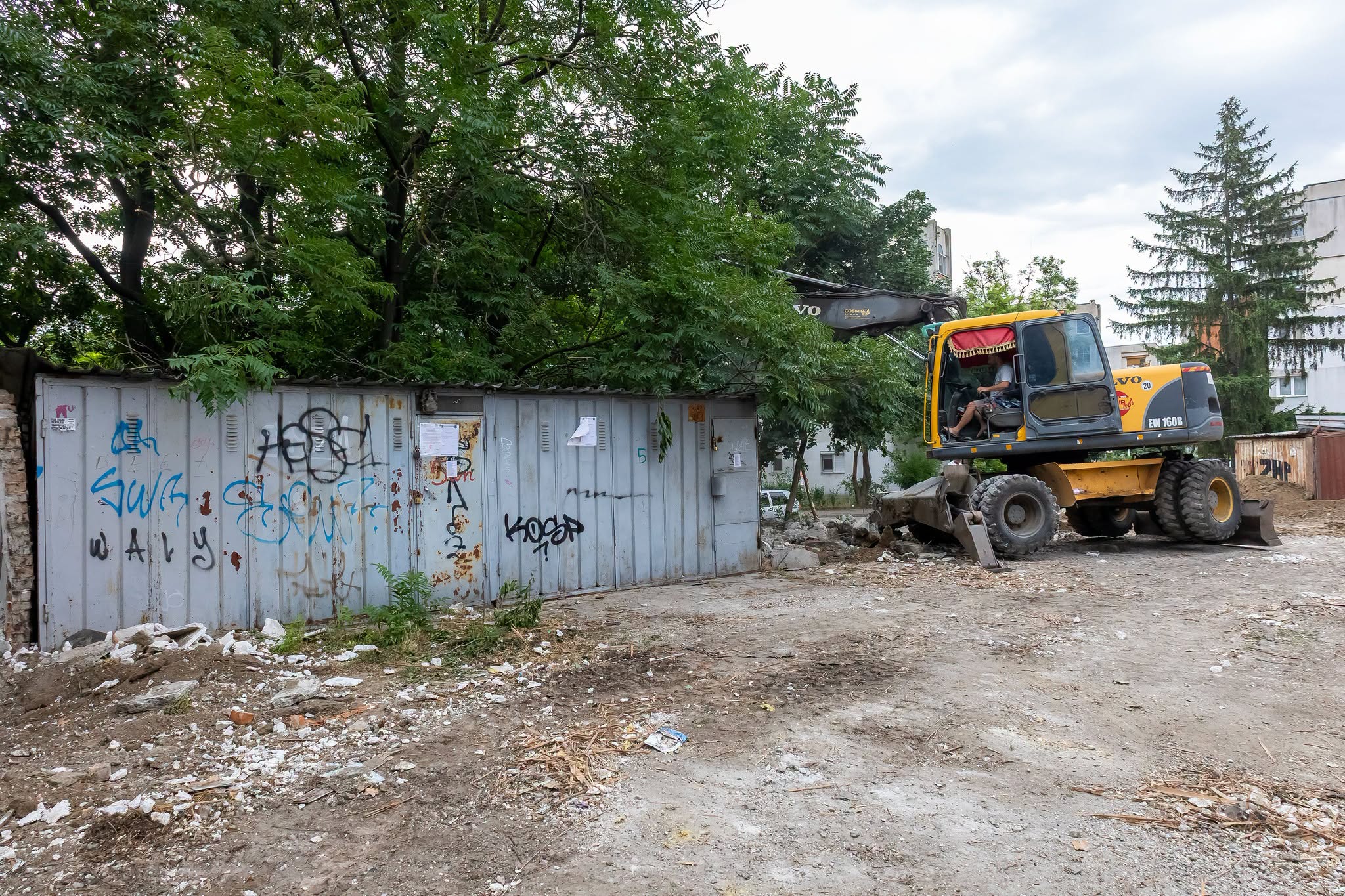 Galaţi: Se demolează vechile garaje din Mazepa 1