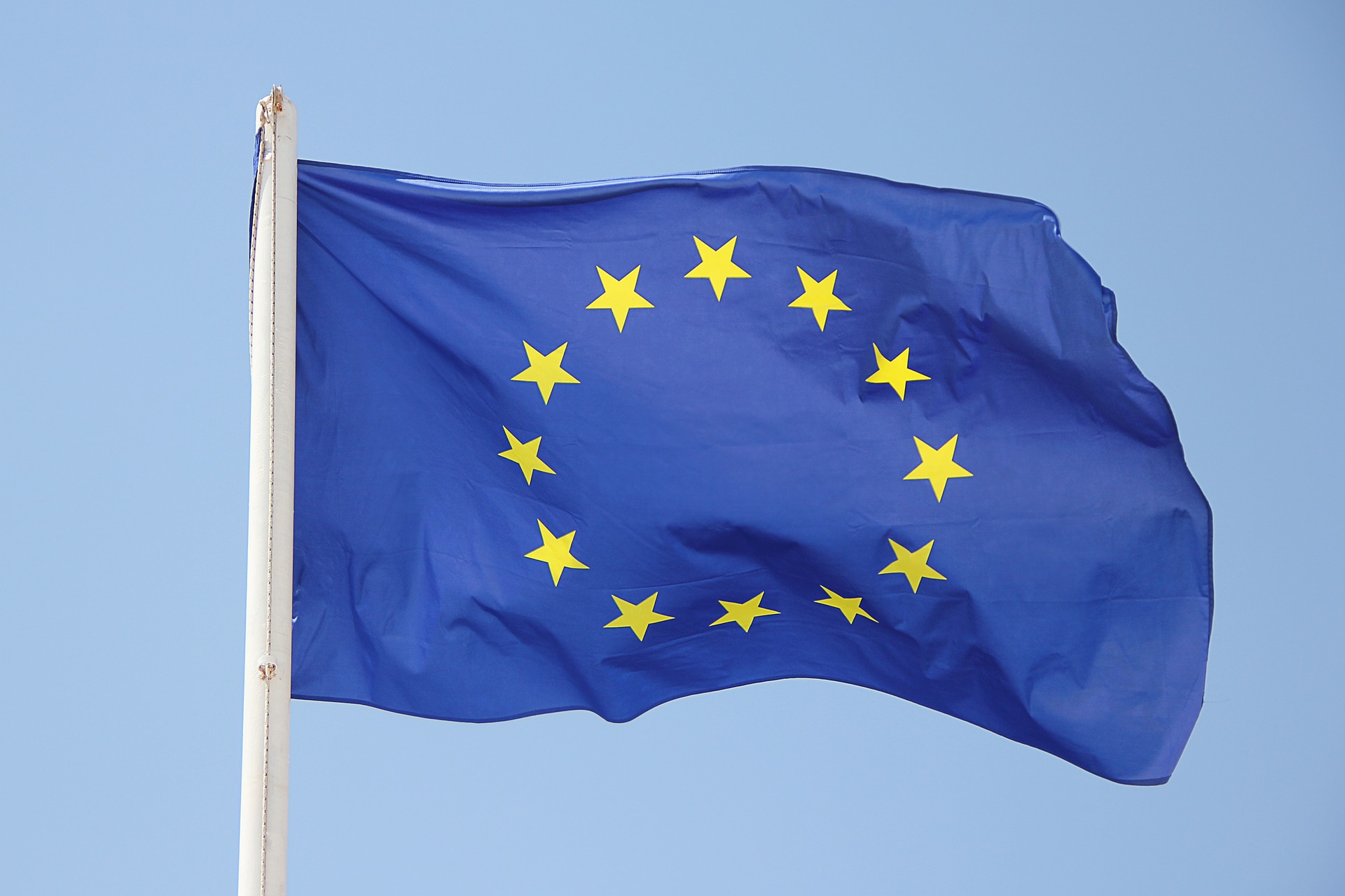 Comisia Europeană investighează despăgubirile de 42 de milioane de euro plătite de România investitorilor din energia verde