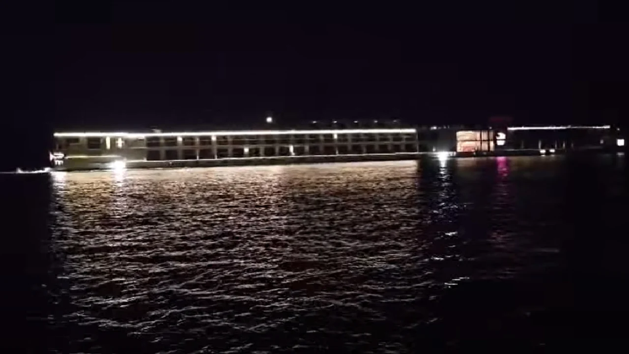 Navă de croazieră cu peste 230 de persoane la bord, eşuată pe Dunăre din cauza nivelului scăzut al apei